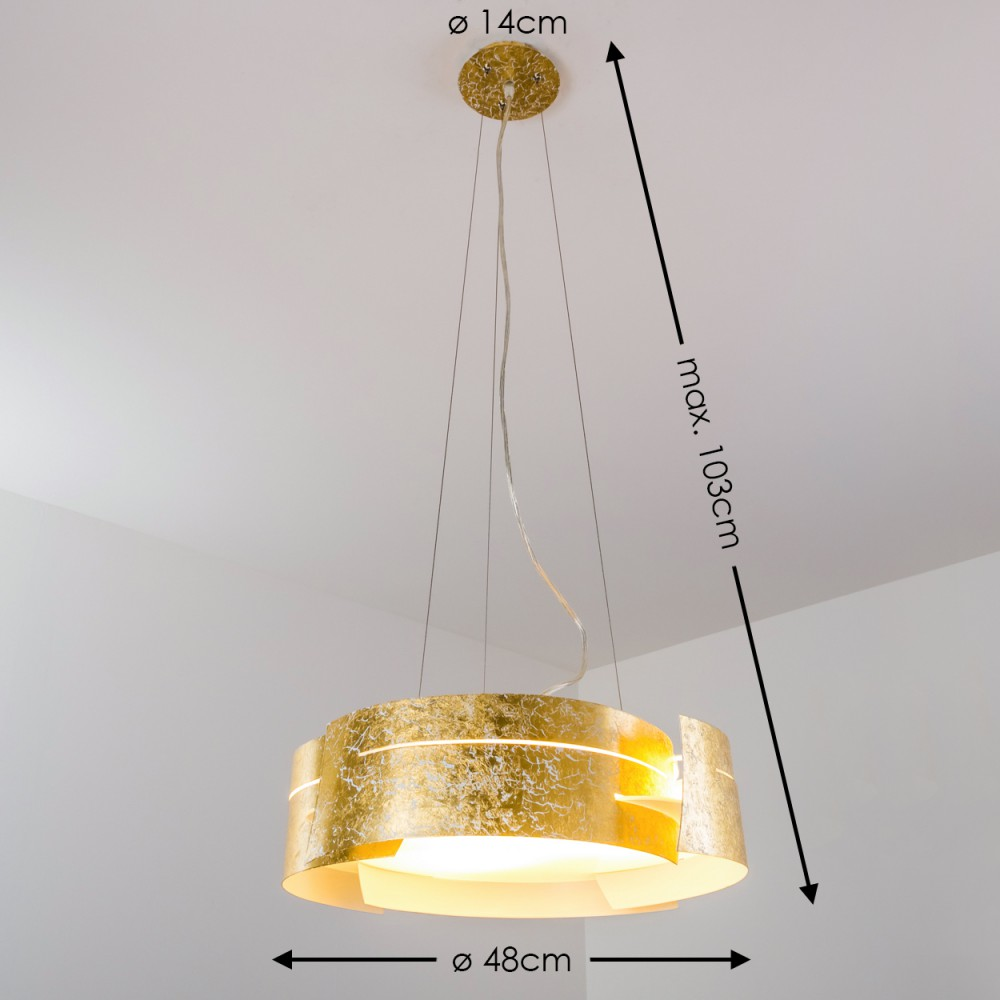 Eine goldene, moderne Hängeleuchte hängt von der Decke. Sie hat ein kreisförmiges Design mit dekorativer Blattgoldoberfläche.