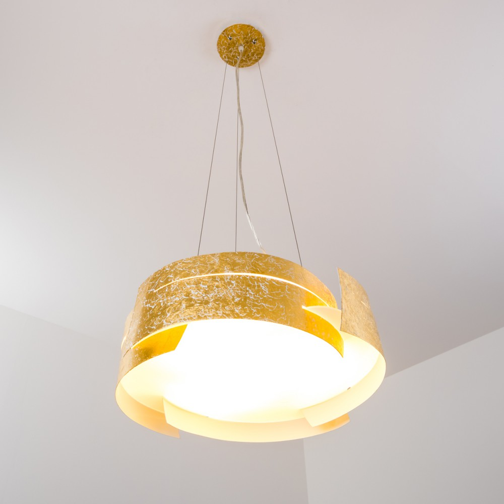Eine goldene Deckenlampe hängt von einer weißen Decke. Die Leuchte hat ein kreisförmiges Design mit Blattgoldtextur.