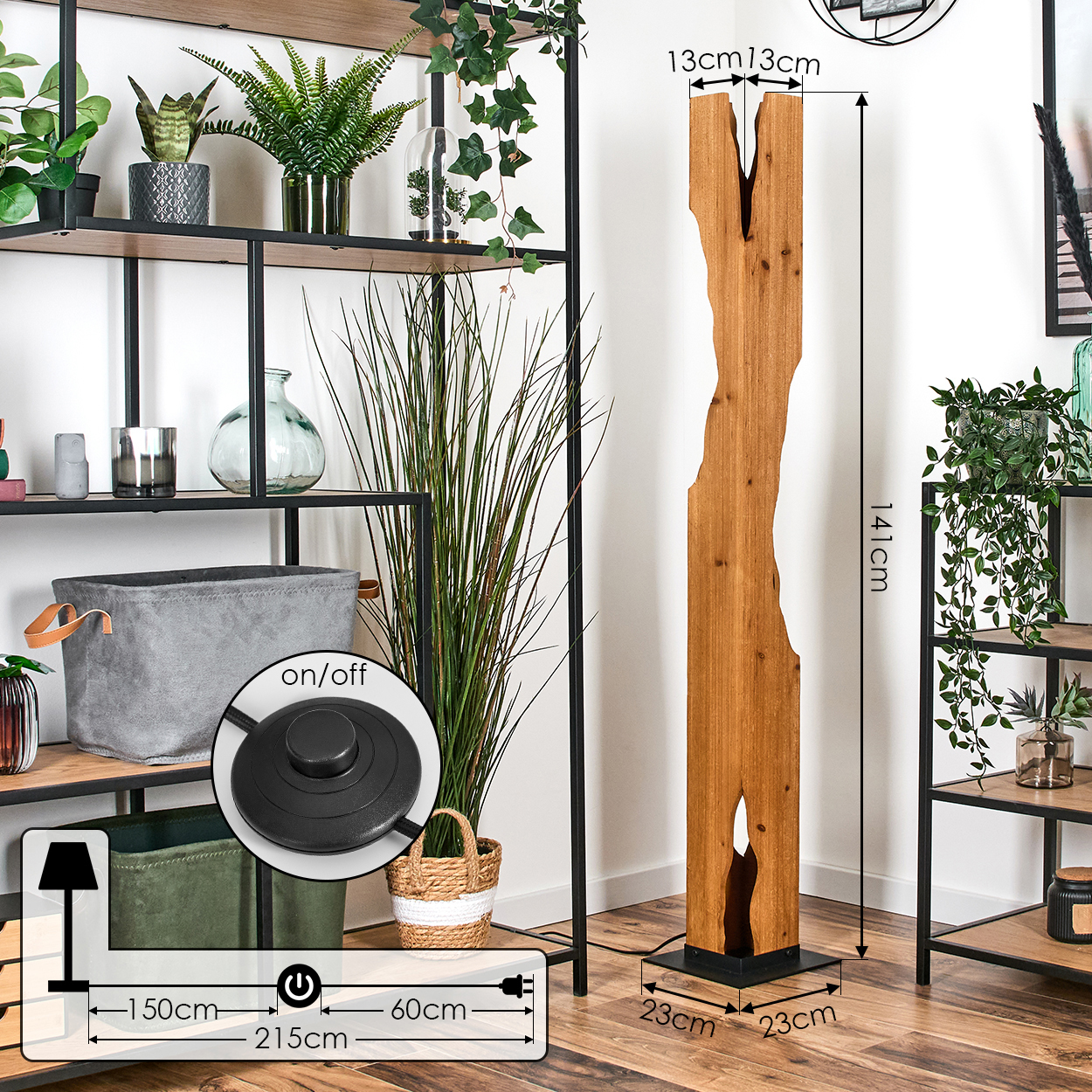 Eine Holz-Stehlampe mit einzigartiger Form steht neben Regalen mit Pflanzen. Ein Fußschalter ist sichtbar, zusammen mit Maßen.