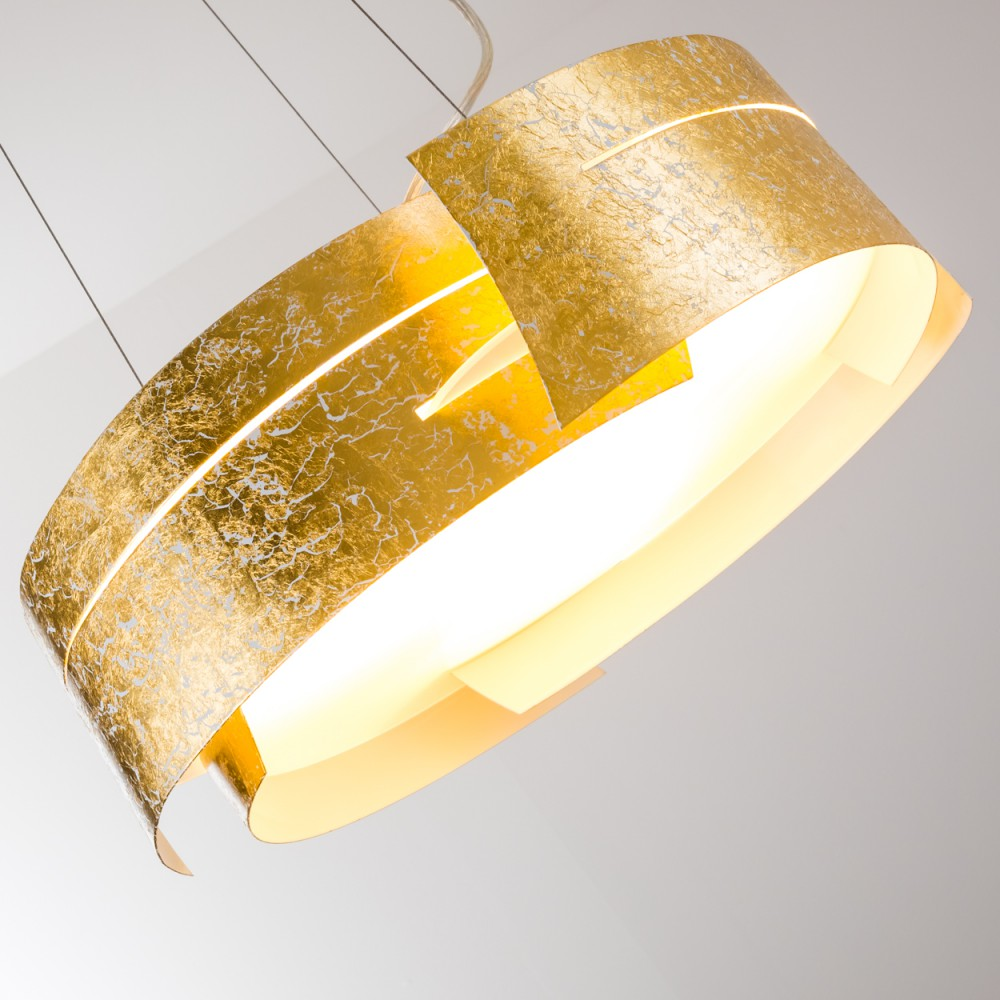 Eine moderne, goldfarbene Blätter-Leuchter hängt von der Decke. Es hat ein geschichtetes Design mit hellem, warmem Licht.