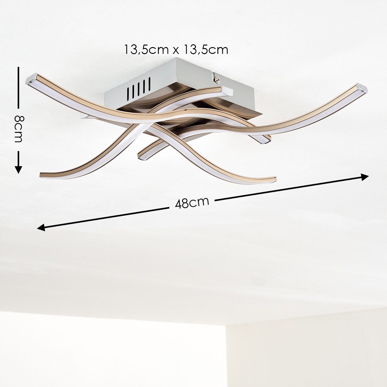 Eine Deckenleuchte mit silbernem Sockel und gebogenen Armen. Die Leuchte ist 48 cm lang und 8 cm hoch.