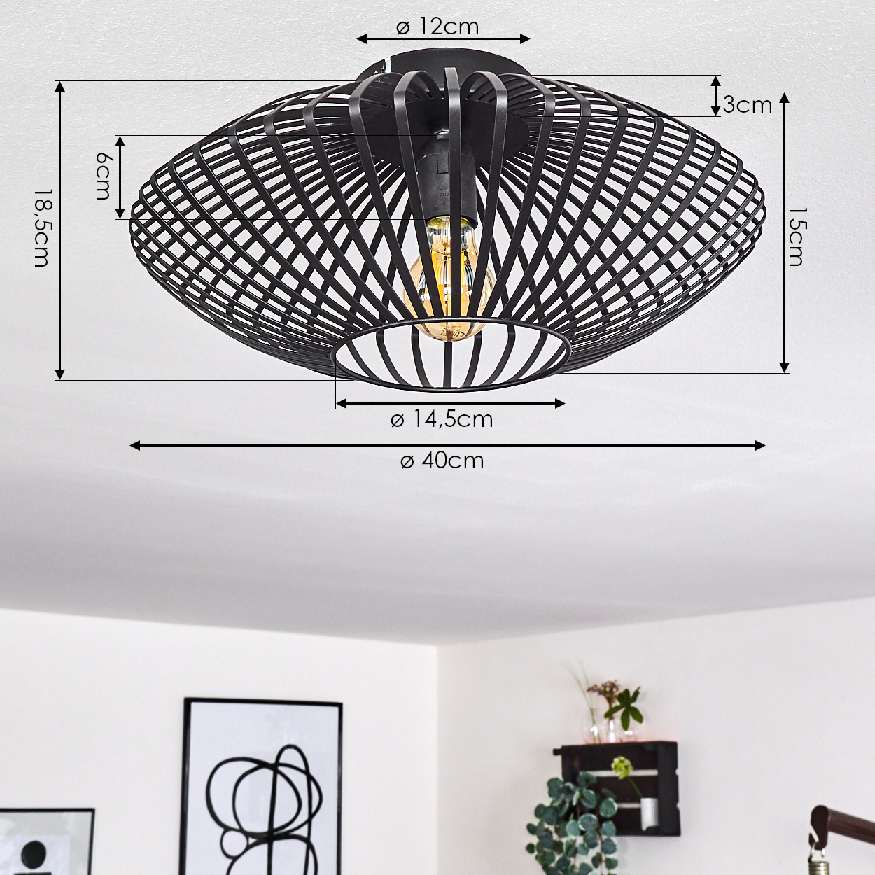 Eine schwarze, dekorative Deckenlampe. Die Lampe hat ein Drahtrahmen-Design und eine freiliegende Glühbirne. Abmessungen sind angegeben.