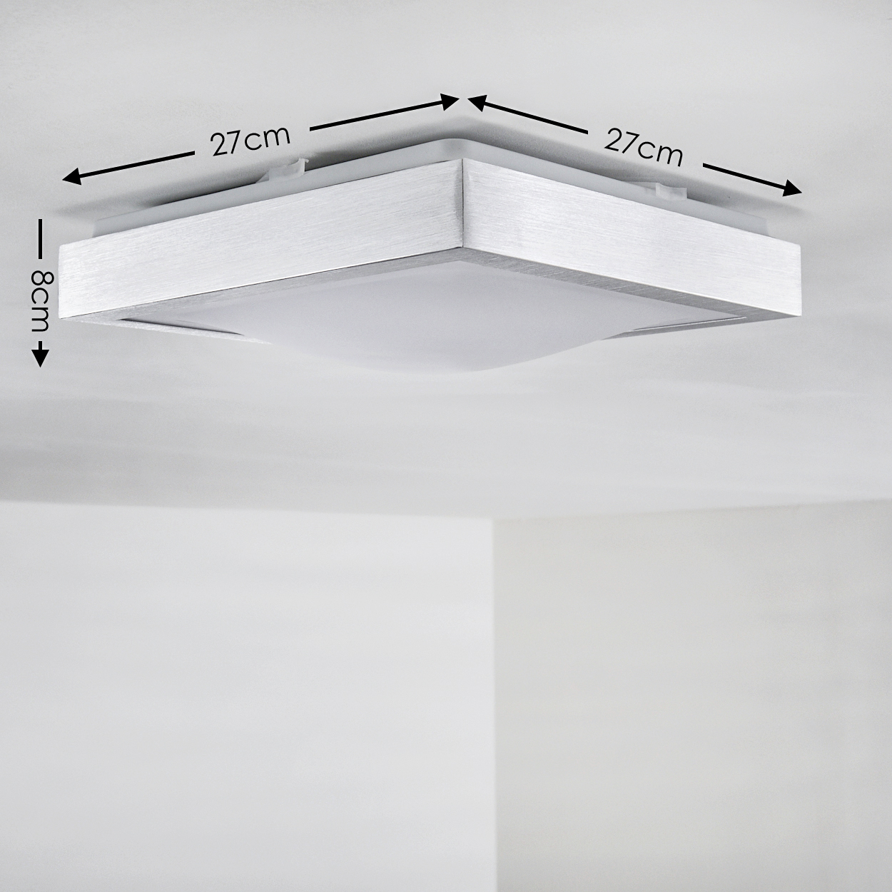 Eine quadratische, silberne Deckenleuchte wird gezeigt. Abmessungen sind 27cm x 27cm x 8cm. Die Leuchte ist an einer weißen Decke montiert.
