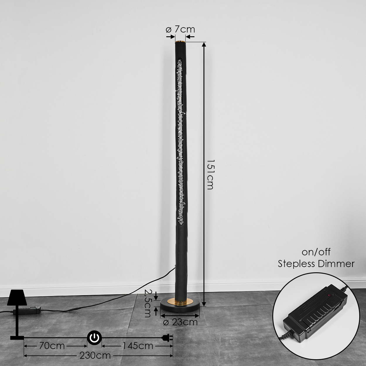 Eine schwarze Stehlampe mit dekorativem Lichtstreifen. Die Lampe hat einen kreisförmigen Sockel mit goldfarbener Zierleiste und einen Netzadapter daneben.