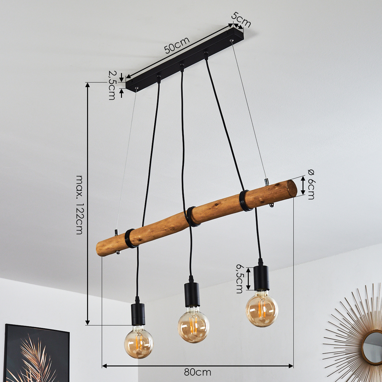 Eine Holzbalken-Kronleuchter mit drei Hängelampen. Abmessungen werden angezeigt. Der Hintergrund ist eine weiße Decke und Wand mit Dekor.