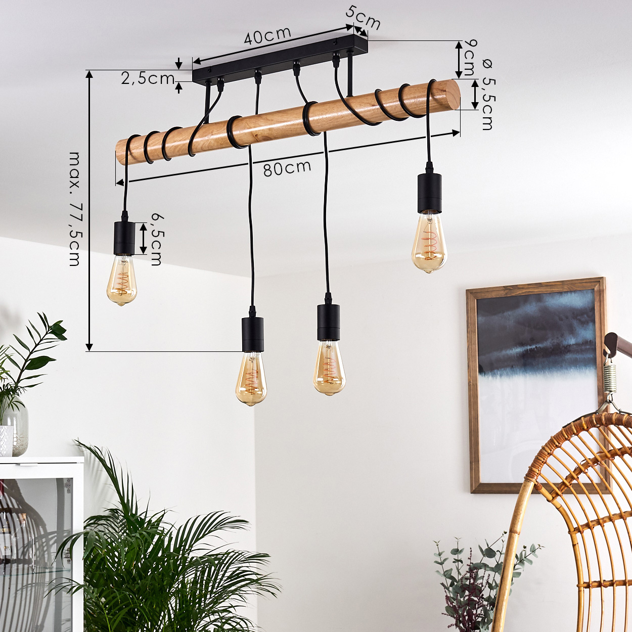 Eine Holzbalken-Leuchte mit drei Glühbirnen, die von der Decke hängen. Maße sind angegeben. Ein Gemälde und Pflanzen sind im Hintergrund.