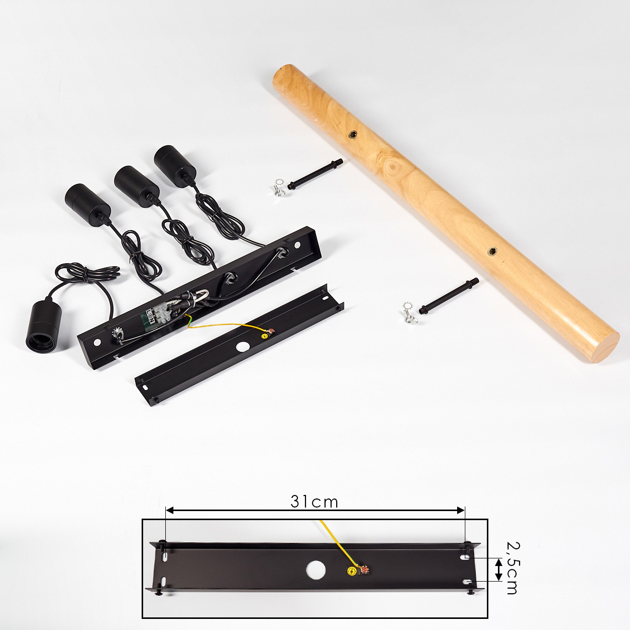 Komponenten der Deckenleuchte: Holzbalken, schwarzer Metallrahmen, schwarze Lampenfassungen, Schrauben, Drähte. Abmessungen des Rahmens angegeben.