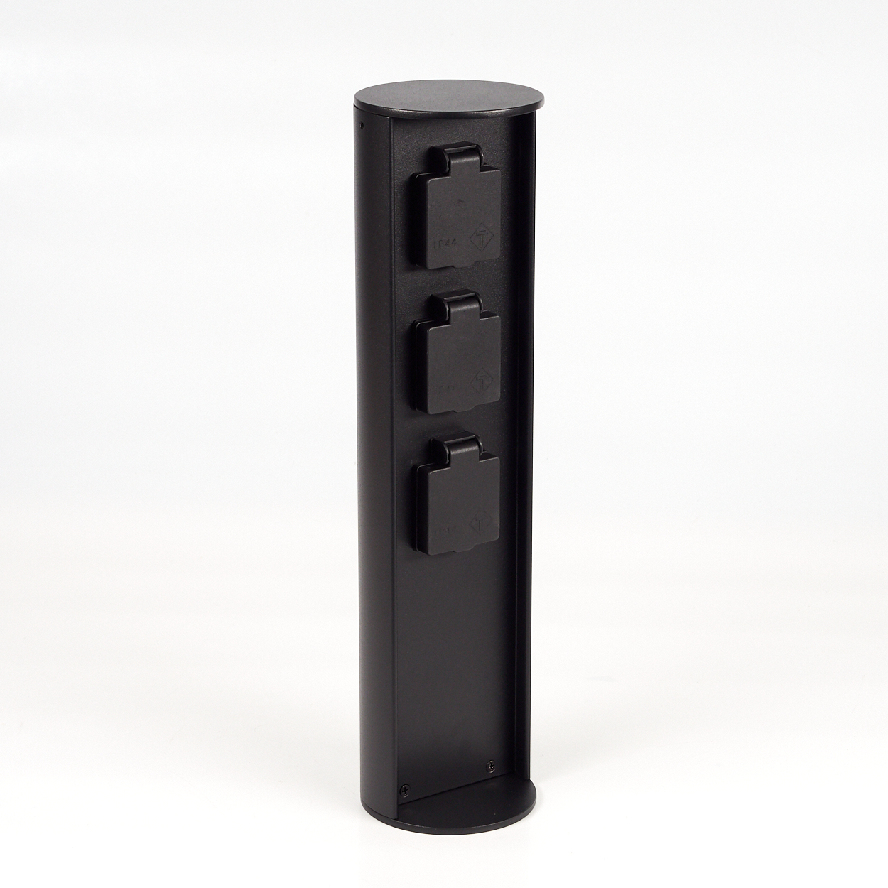 Eine schwarze Stromsäule mit drei abgedeckten Steckdosen. Sie steht auf einer weißen Oberfläche.