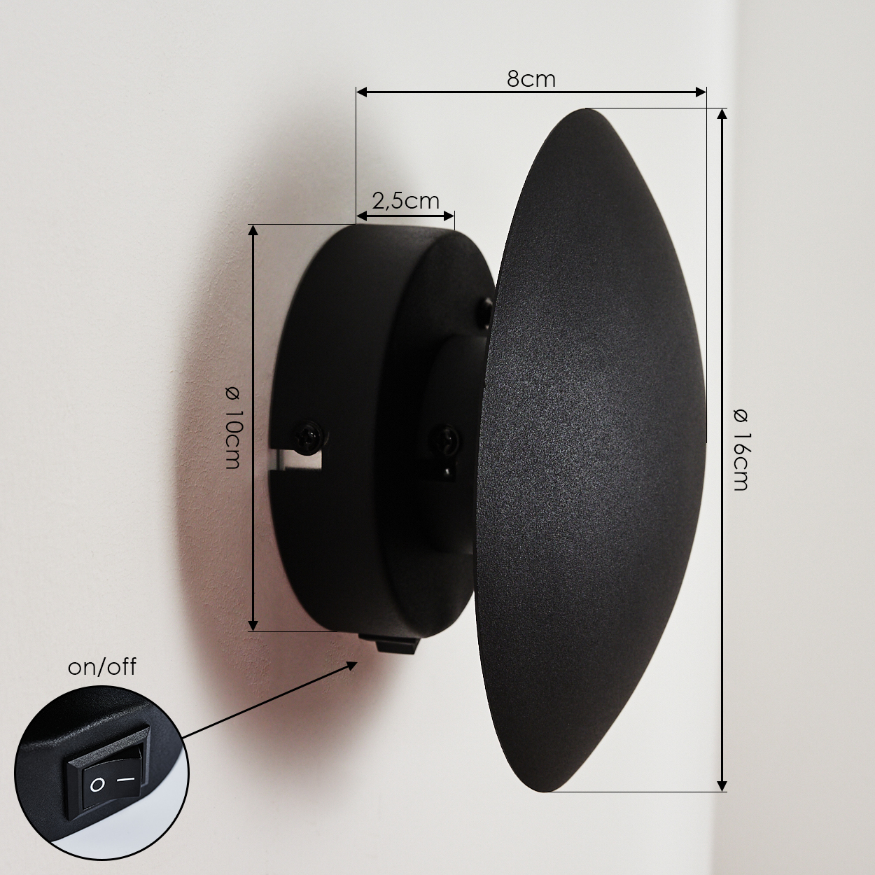 Schwarze Wandleuchte mit Ein/Aus-Schalter. Abmessungen: 10cm Durchmesser, 16cm Höhe, 8cm Breite.