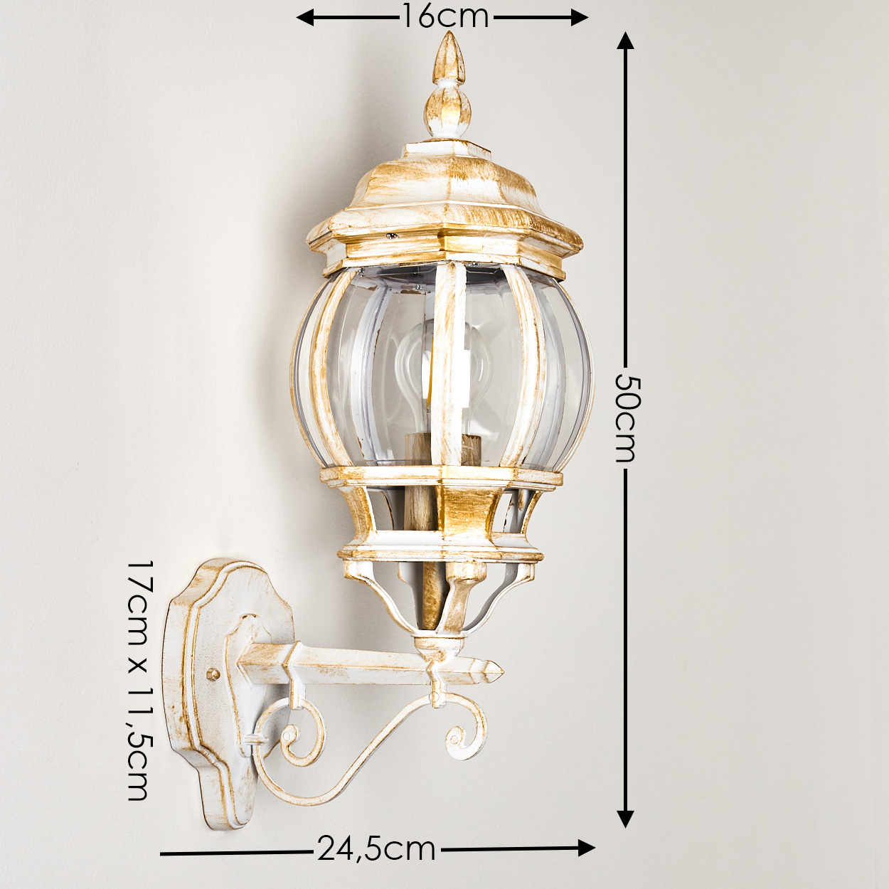 Eine an der Wand befestigte Außenlampe mit weißgoldener Oberfläche, Glaskugel und in Zentimetern angegebenen Abmessungen.