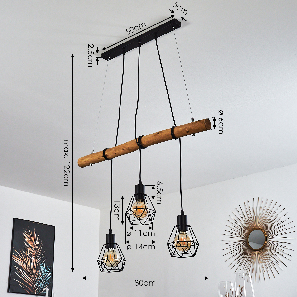 Eine Holzbalken-Kronleuchter mit drei käfigartigen Lichtern. Abmessungen sind angegeben. Ein Bild und ein Sonnenstrahlspiegel sind im Hintergrund.