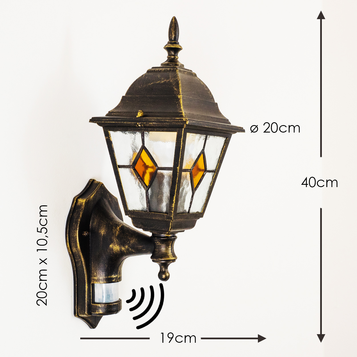 Wandmontierte Außenlampe, bronzefarben, mit Glaspaneelen. Sie hat einen Bewegungssensor. Maße sind im Bild angegeben.