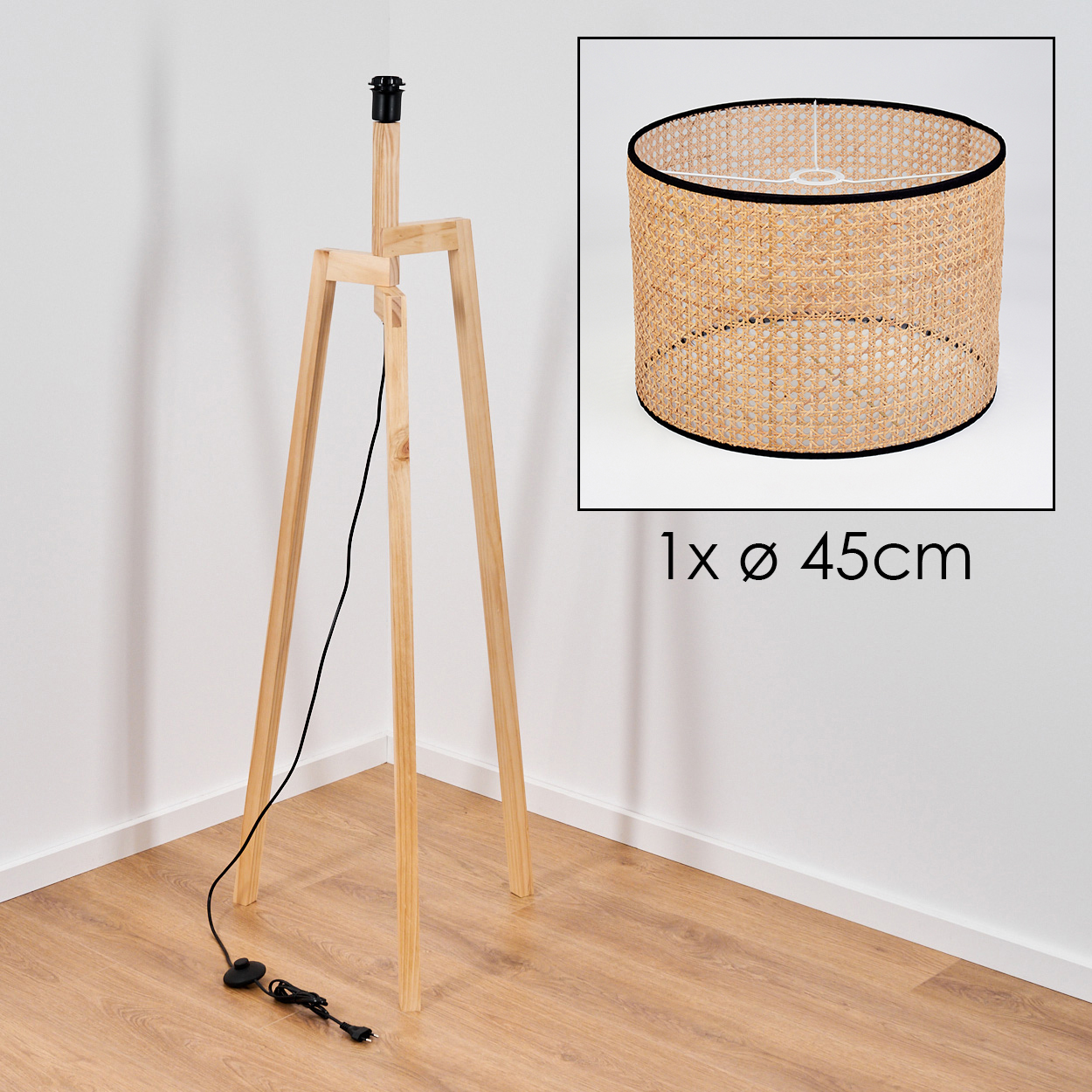 Holz-Stehlampe mit einem gewebten Lampenschirm in einem quadratischen Rahmen. Der Schirm befindet sich oben rechts. Die Lampe hat ein schwarzes Kabel.