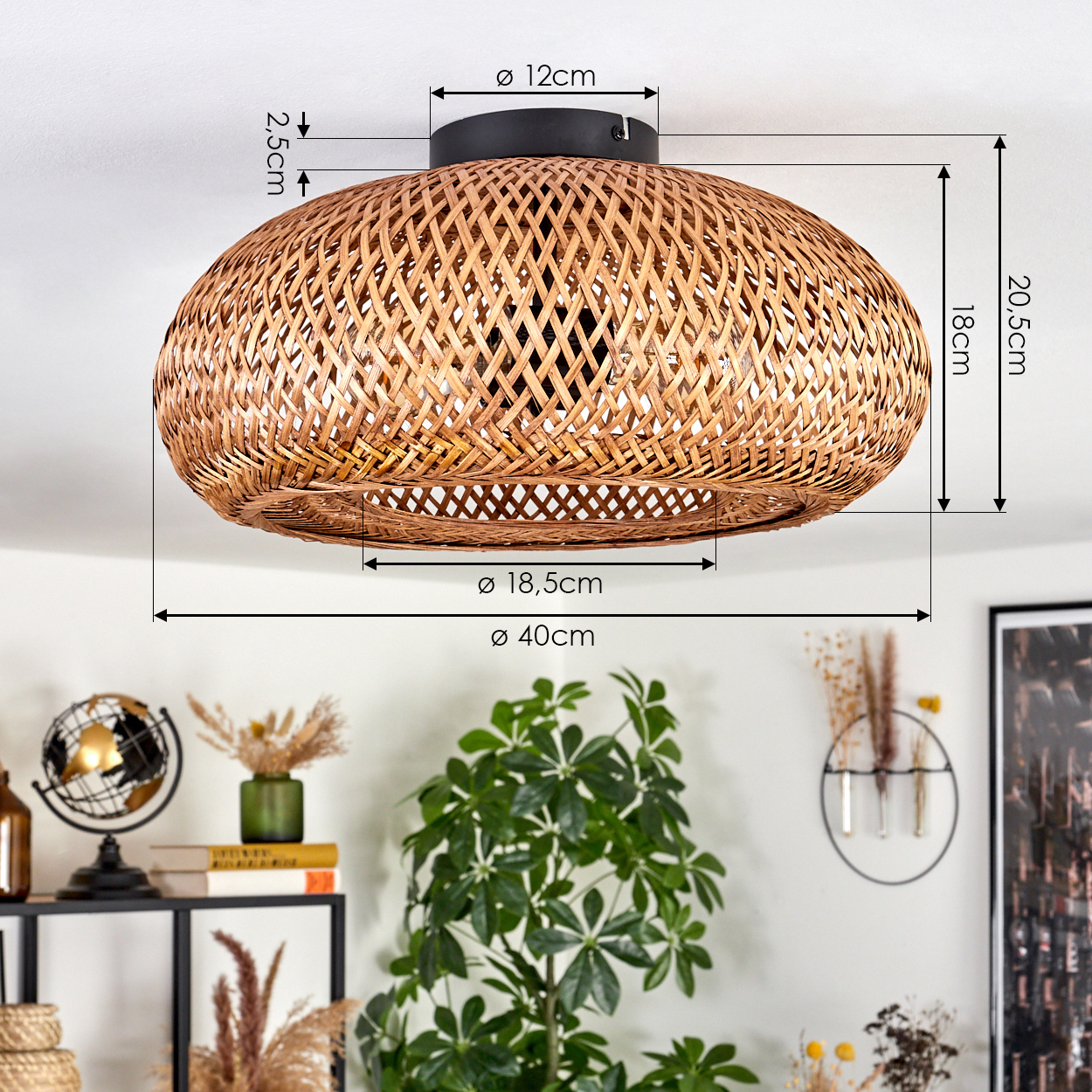 Eine gewebte Deckenlampe aus Rattan mit Maßangaben. Im Hintergrund ein Regal mit Dekoration und eine große grüne Pflanze.