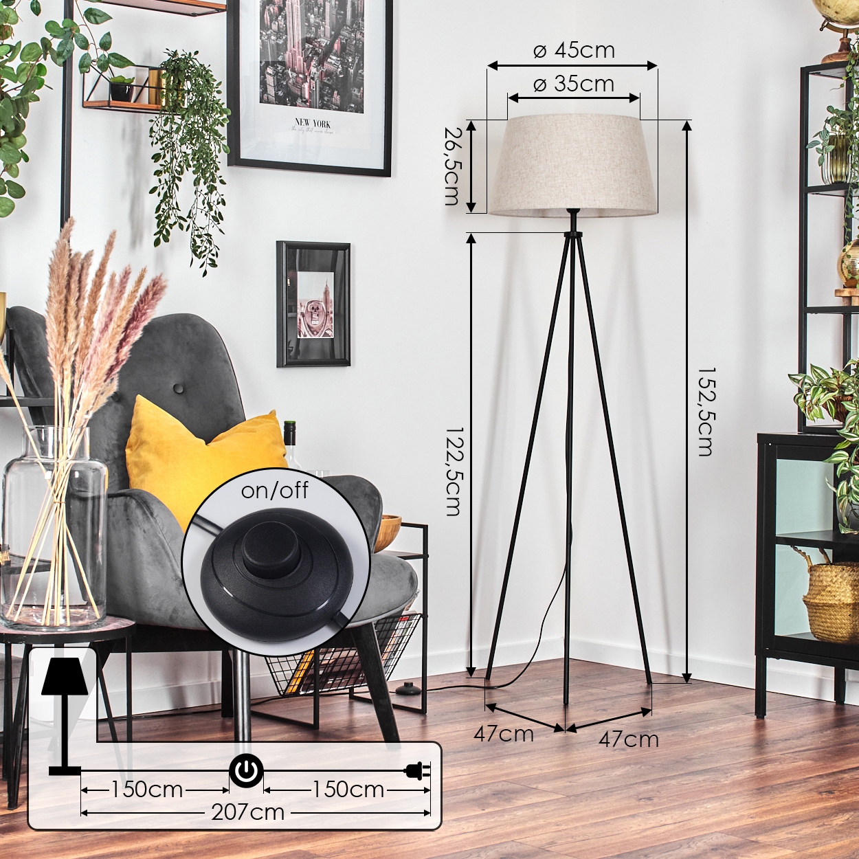 Ein Raum mit Stehlampe, Sessel und Dekoration. Maße sind für die Lampe angegeben.