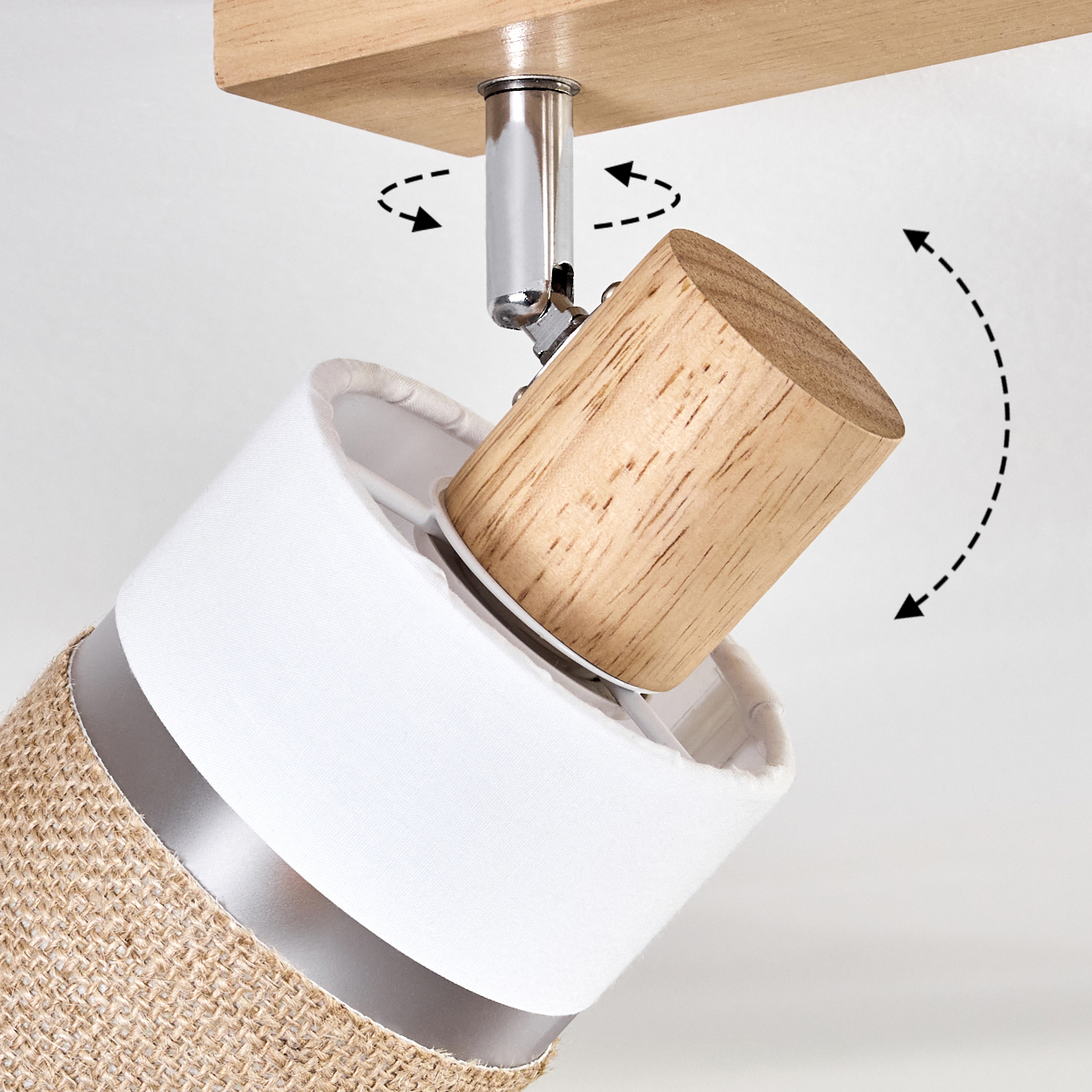 Eine weiße und Jute-Lampe mit Holzsockel und verstellbarem Kopf. Die Lampe ist an einem Holzbalken und einer Metallstange befestigt.
