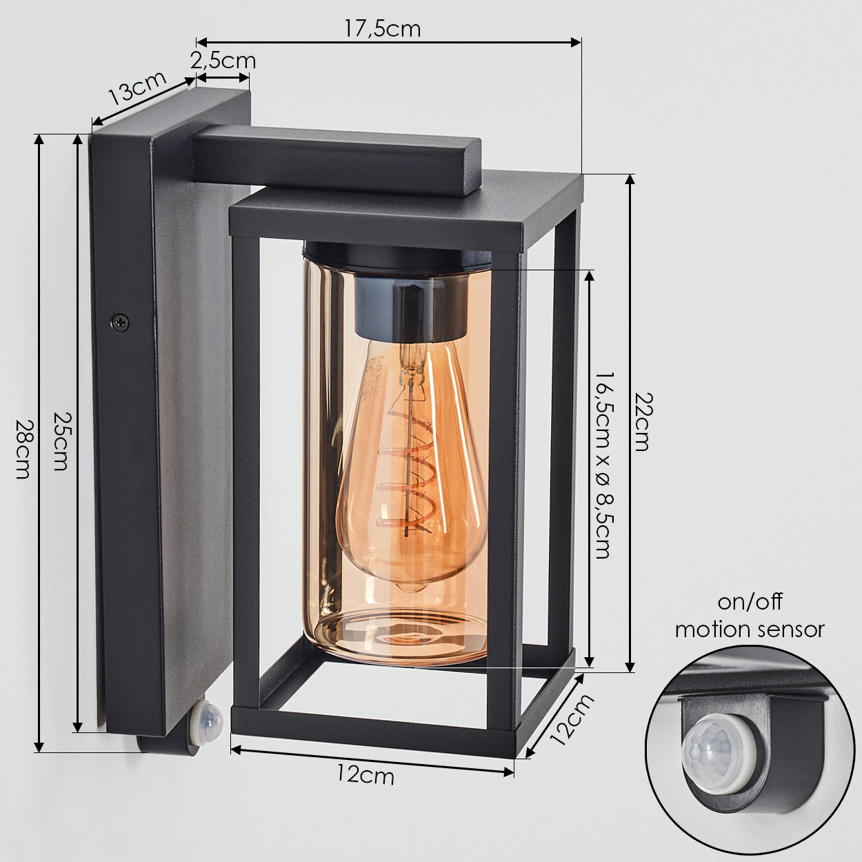 Schwarze Außenwandleuchte mit Maßen. Sie hat einen Bewegungssensor. Die Lampe hat ein Glasgehäuse und eine orangefarbene Glühbirne.