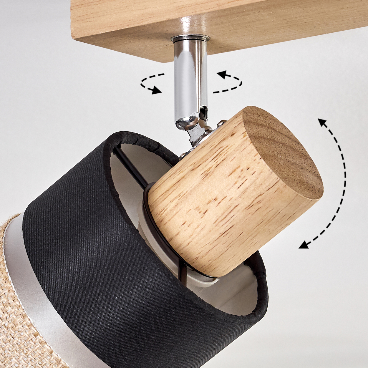 Eine Lampe mit schwarzem Lampenschirm und Holzelementen. Pfeile zeigen die einstellbare Richtung. Der Hintergrund ist weiß.