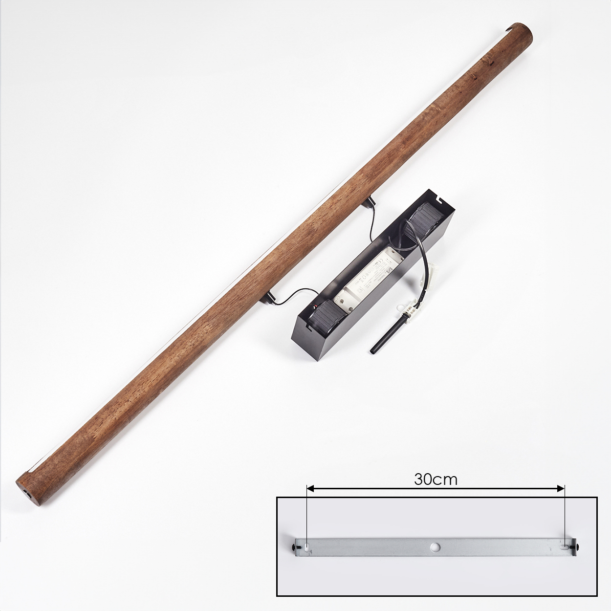 Ein Holzbalken mit einer schwarzen Box, Drähten und einem Metallstab auf weißem Hintergrund. Der Metallstab hat ein 30 cm Maß.