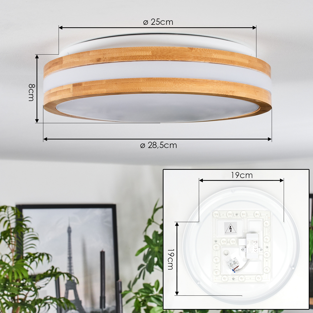 Eine runde Deckenlampe mit Holz- und weißen Elementen. Abmessungen werden angezeigt. Im Hintergrund sind Pflanzen und ein gerahmtes Bild zu sehen.