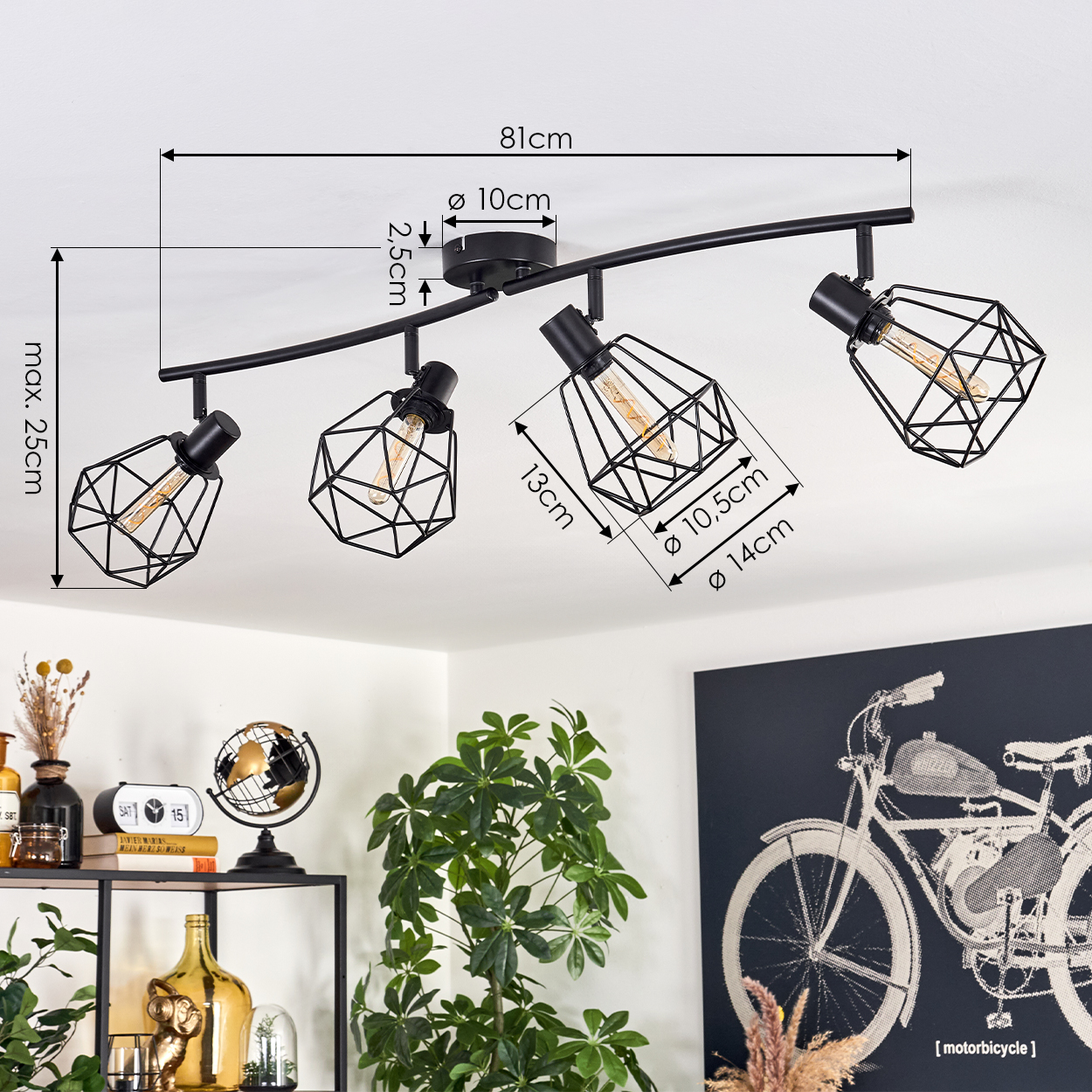 Eine schwarze Deckenleuchte mit vier geometrischen Schirmen, Abmessungen sind angegeben. Hintergrund zeigt Deko und einen Motorrad-Druck.