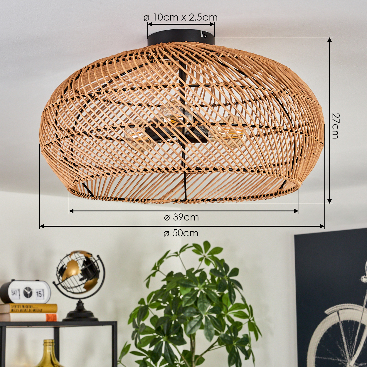 Eine gewebte Deckenlampe aus Rattan mit Maßangaben. Darunter ein Regal mit Globus, Uhr, Büchern und einer Pflanze. Rechts ein Fahrradkunstwerk.