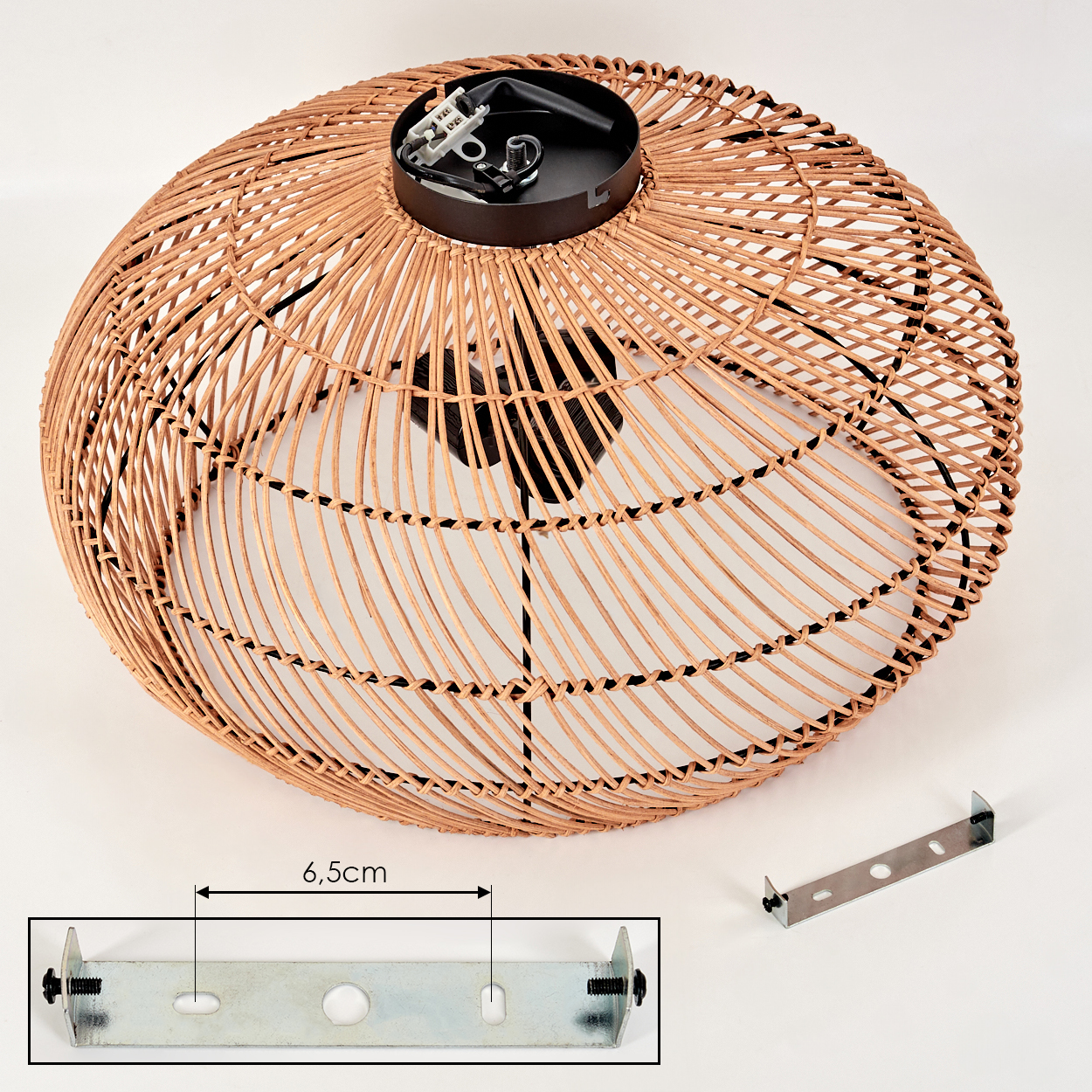 Ein gewebter Lampenschirm aus Rattan, eine schwarze Metallhalterung und eine Montagehalterung liegen auf weißem Untergrund. Eine Größe von 6,5 cm ist angegeben.
