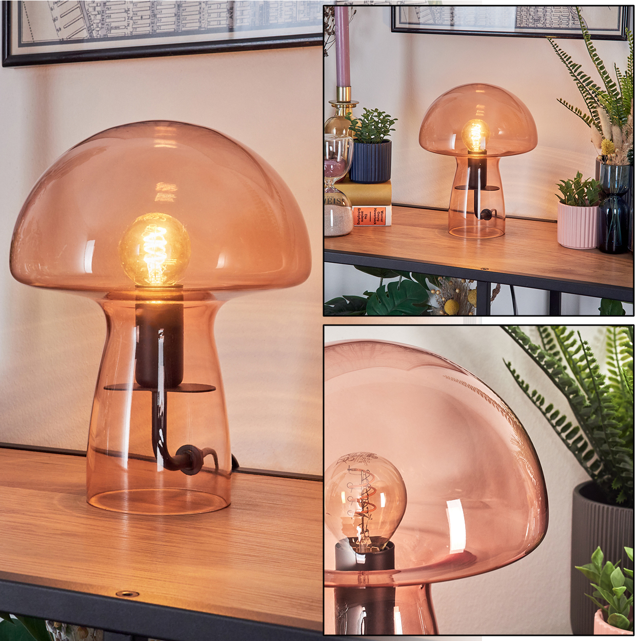 Eine pilzförmige Pfirsichlampe steht auf einem Holztisch. Weitere Dekorationen sind Pflanzen, Kerzen und eine gerahmte Karte.