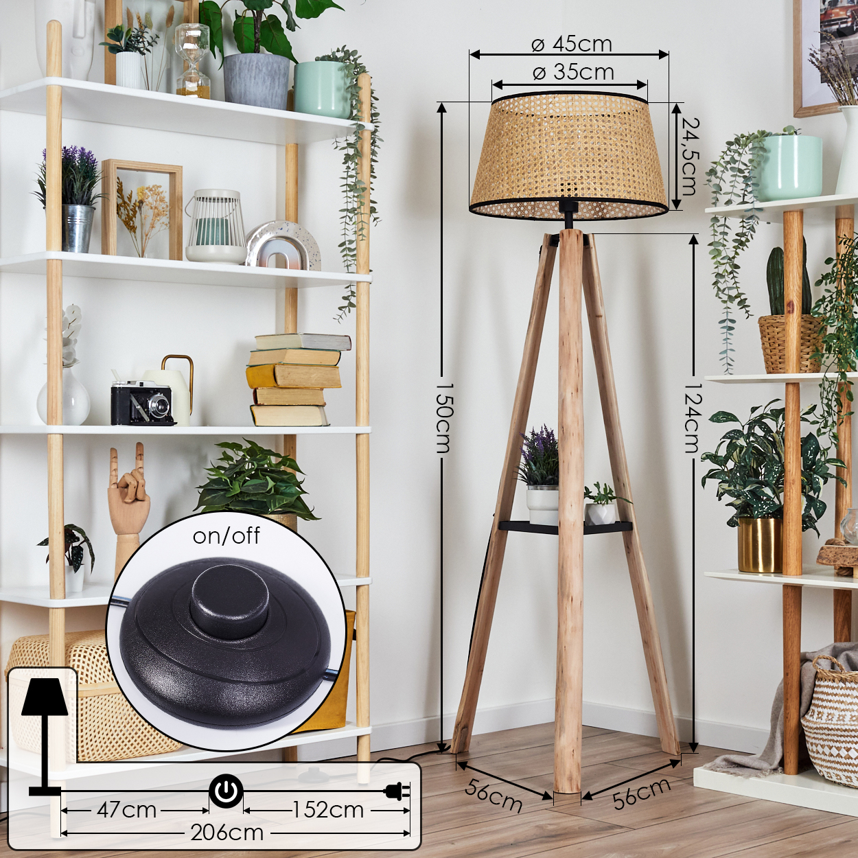 Eine hölzerne Stativ-Stehlampe mit gewebtem Lampenschirm, neben einem weißen Regal mit Pflanzen und Dekorationen. Maße sind angegeben.