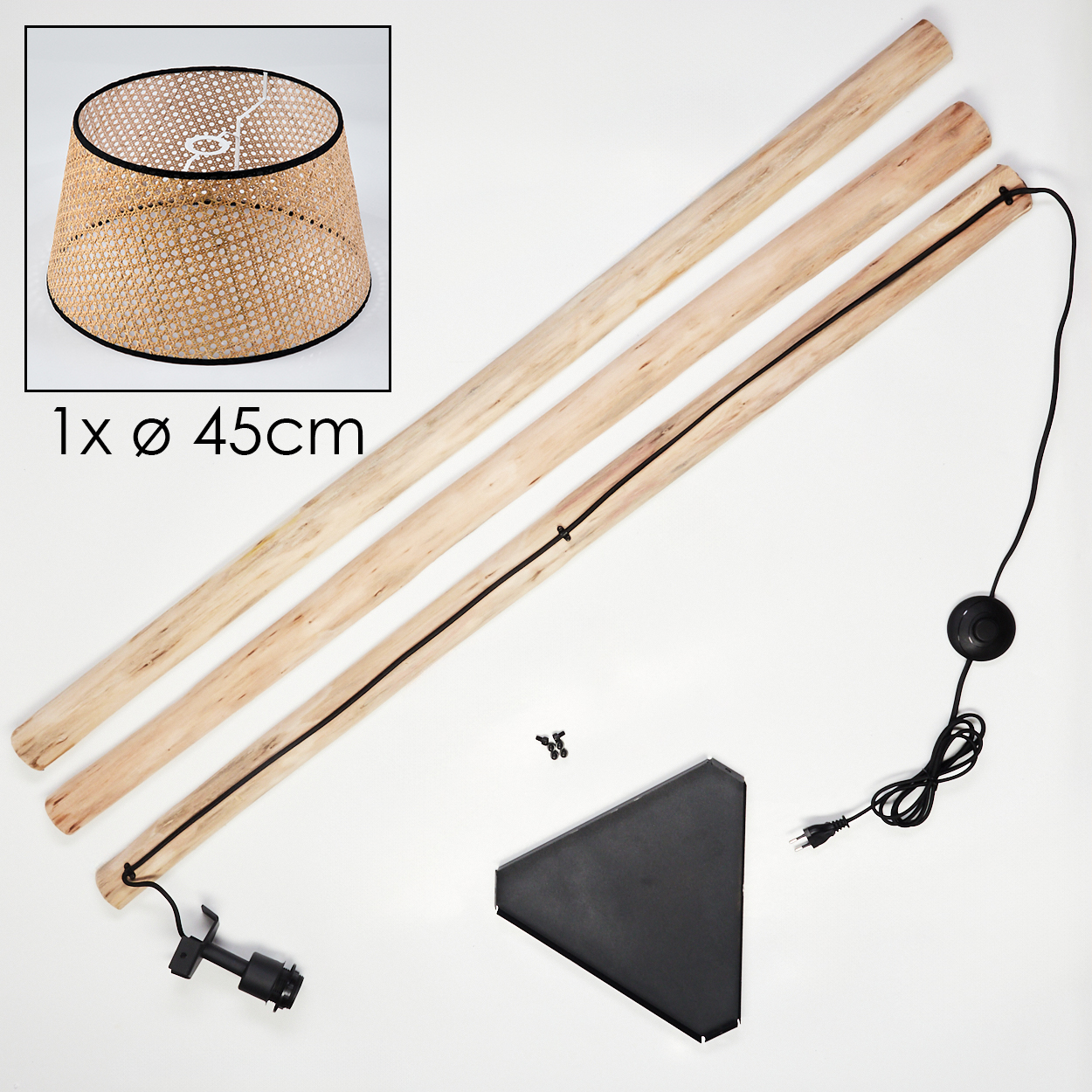 Eine zerlegte Lampe mit Rattanschirm, Holzstangen, schwarzem Sockel, Kabel und Fußschalter auf weißem Untergrund.