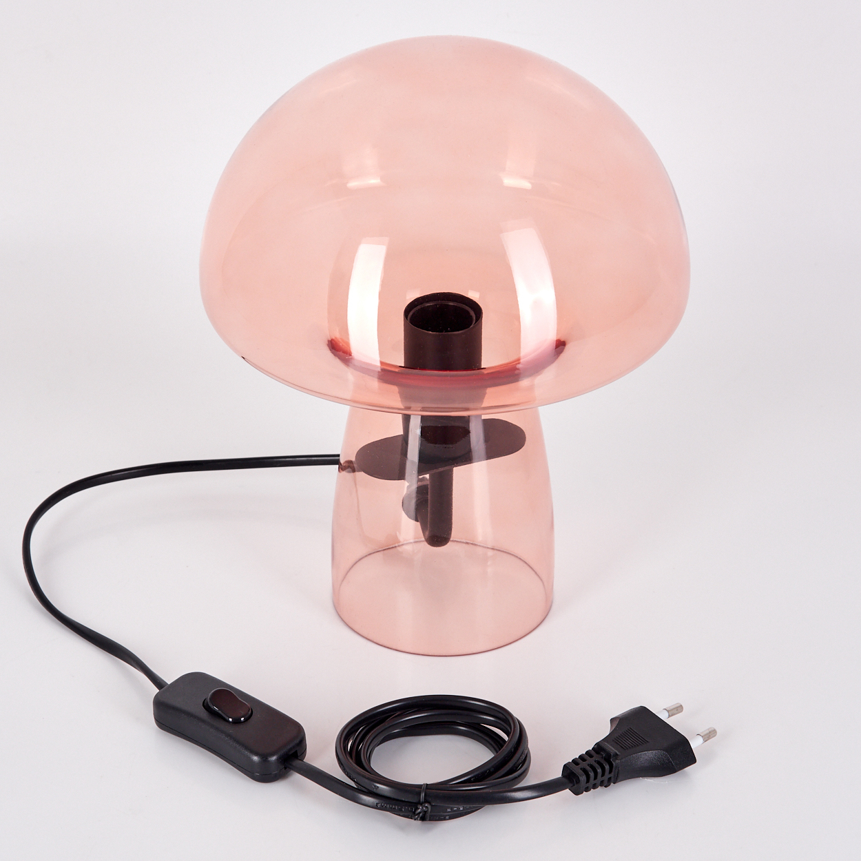 Eine rosa pilzförmige Lampe mit schwarzem Sockel, Kabel und Stecker steht auf weißem Untergrund. Die Lampe ist an.