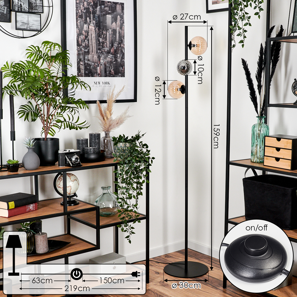 Ein stilvolles Interieur mit Stehlampe, Regalen mit Dekoration und einem gerahmten New York-Bild an der Wand. Die Lampe hat drei kugelförmige Lichter.