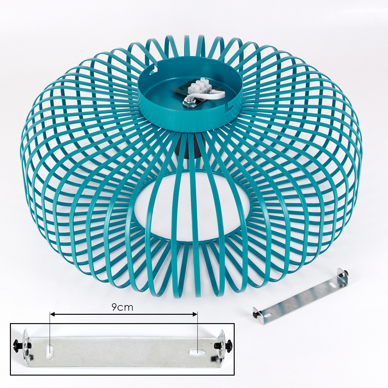 Ein tealfarbener Drahtlampenschirm mit einem 9 cm langen Halter. Enthält eine Montagehalterung und elektrische Komponenten. Weißer Hintergrund.
