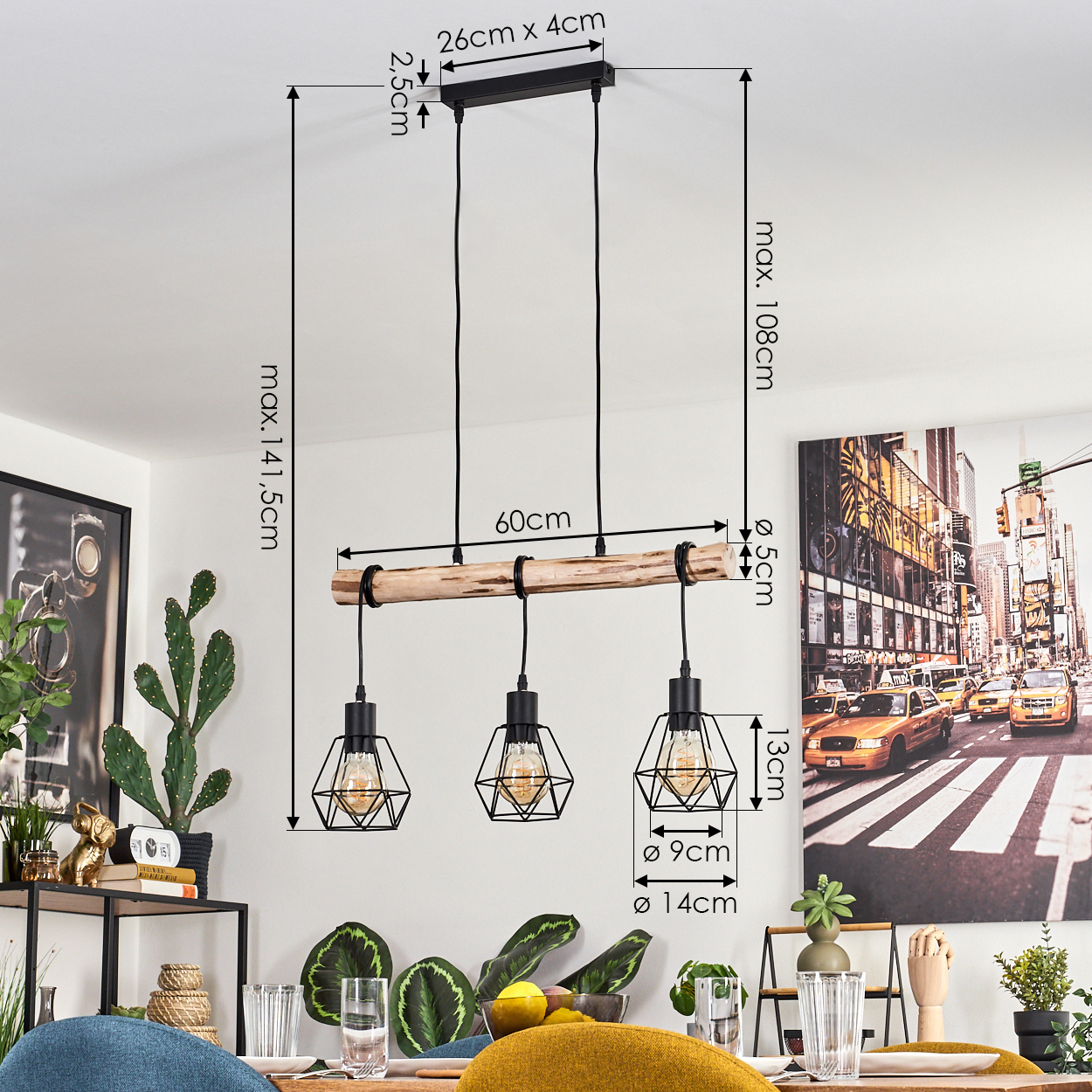 Eine Hängelampe mit drei schwarzen geometrischen Lampenschirmen hängt über einem Esstisch. Die Lampe besteht aus Holz und Metall. Der Hintergrund hat einen Stadtblick.