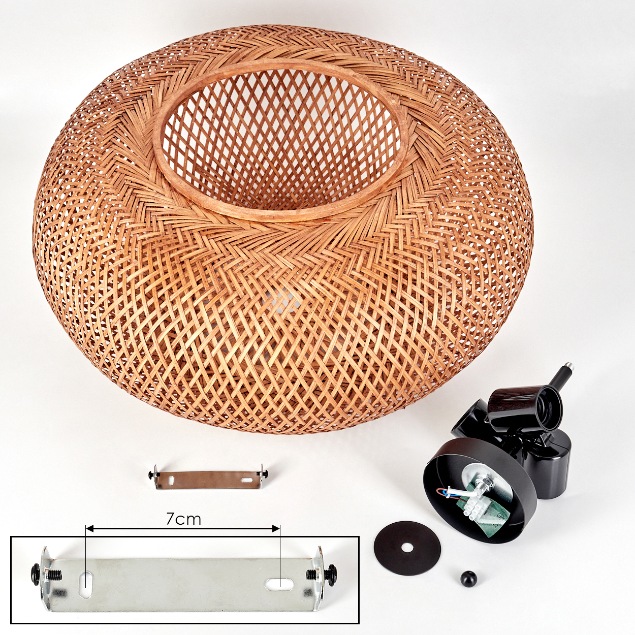 Ein gewebter Lampenschirm aus Rattan, mit einem schwarzen Lampenhalter und Befestigungskomponenten auf einer weißen Oberfläche. Eine 7 cm lange Metallhalterung ist enthalten.