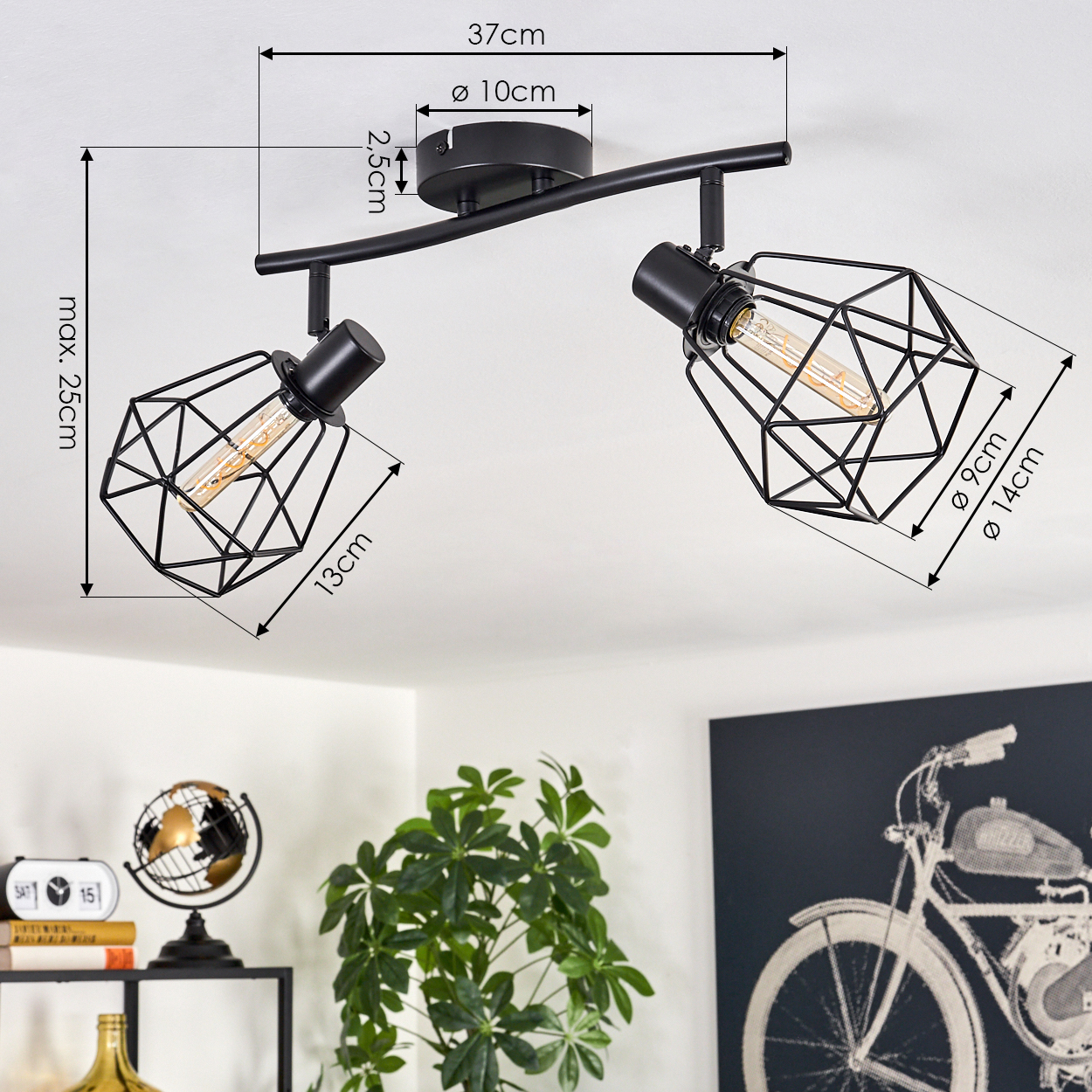 Schwarze Deckenleuchte mit zwei käfigartigen Lampen. Abmessungen sind angegeben. Deko-Objekte und eine Pflanze sind im Hintergrund.