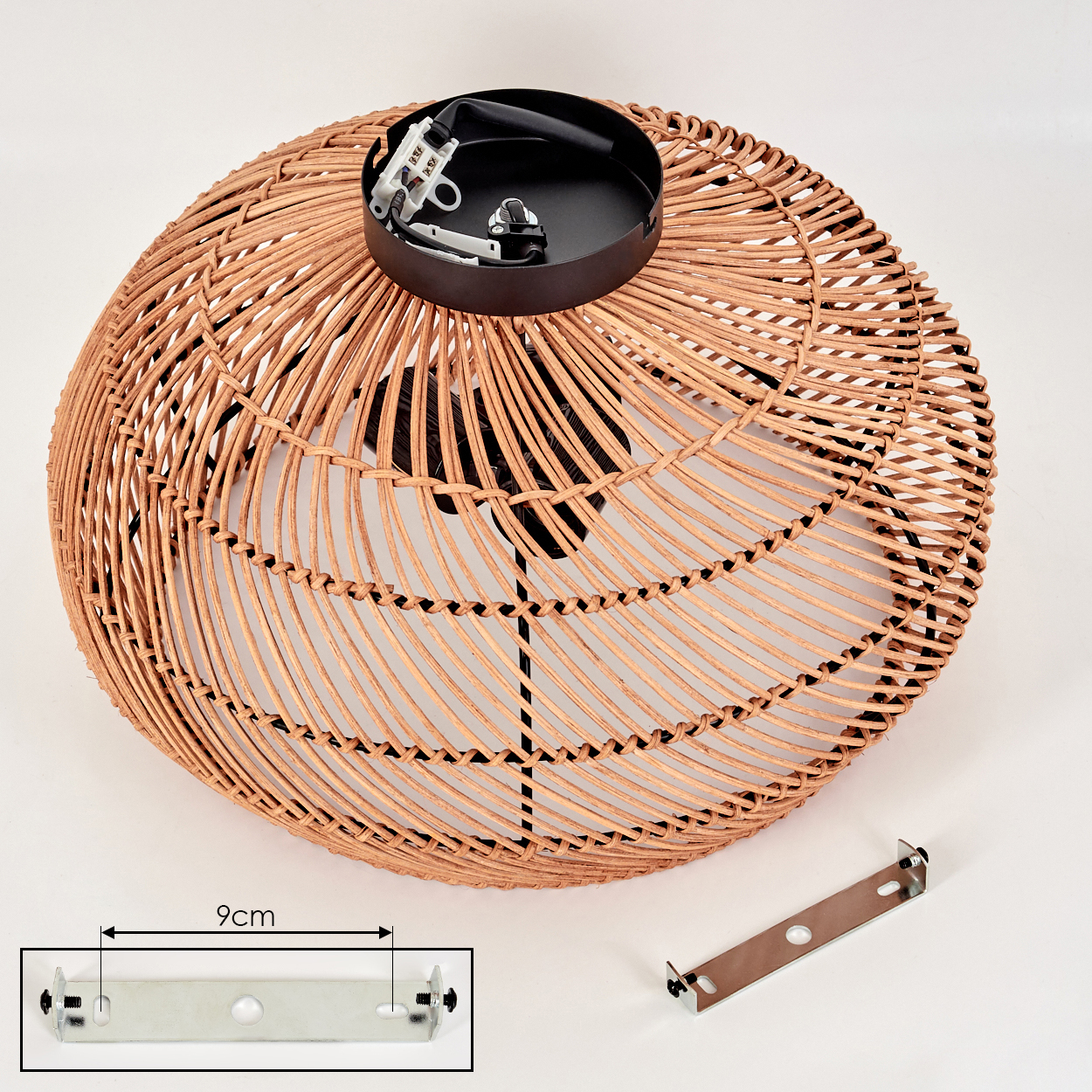 Eine Pendelleuchte aus Weide mit schwarzen Metallkomponenten. Eine Metallhalterung und ein 9 cm Maß werden angezeigt. Der Hintergrund ist weiß.
