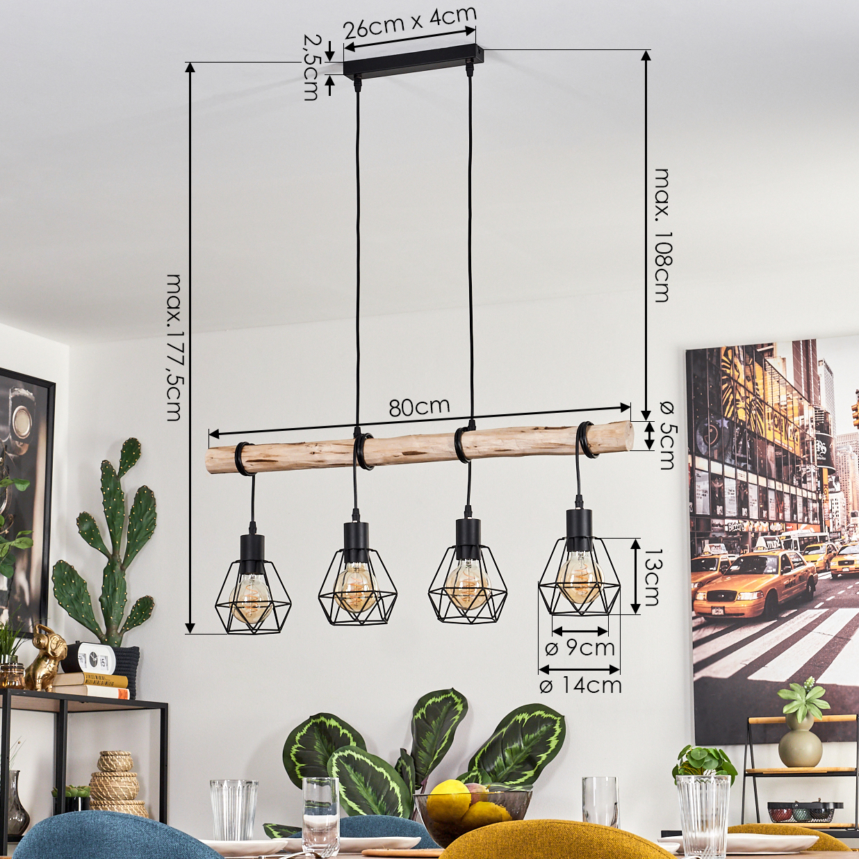 Ein Holzbalken mit vier Pendelleuchten hängt von der Decke. Maße sind angegeben. Ein New York City-Bild hängt an der Wand.