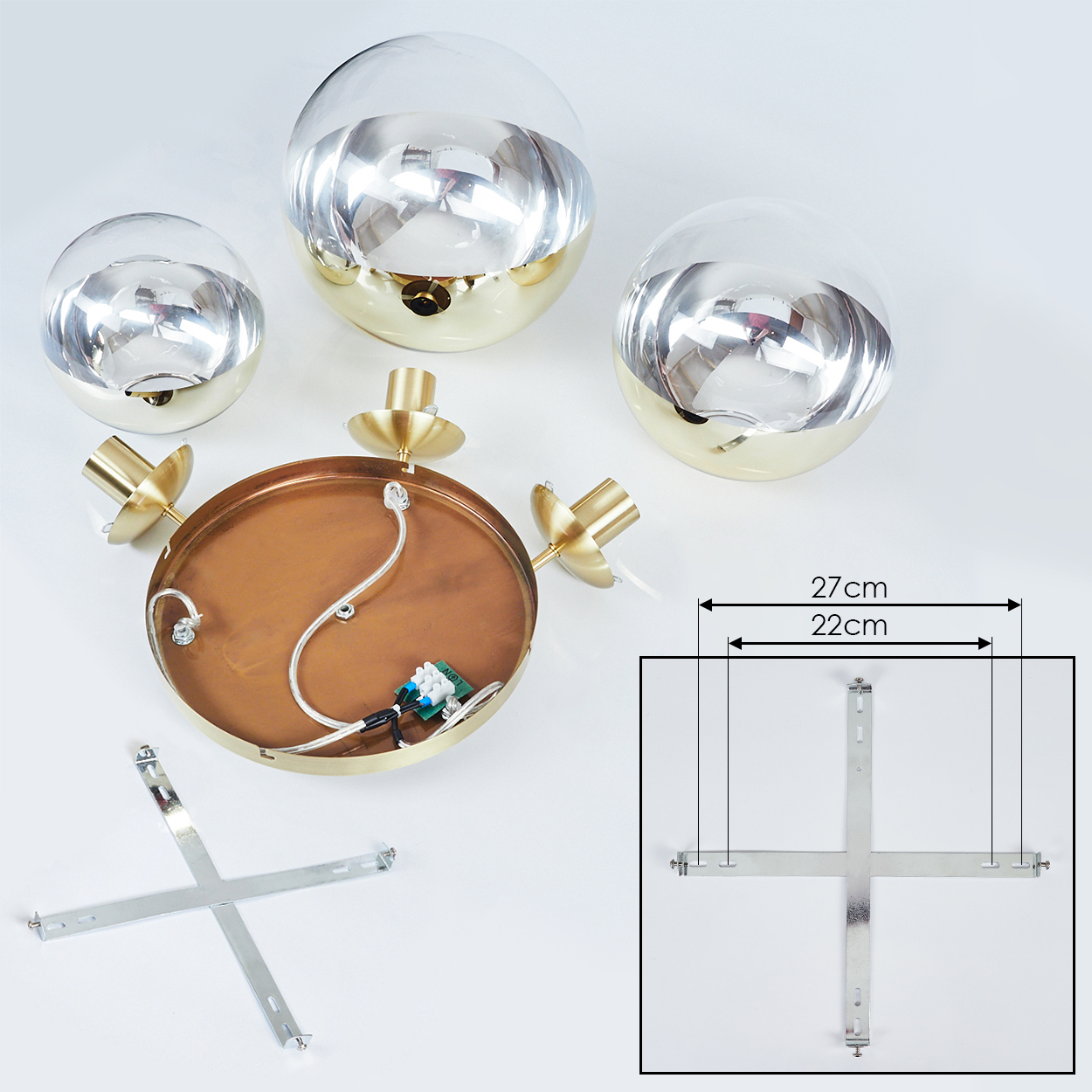 Drei Pendelleuchten mit goldenen und silbernen Kugeln. Eine goldene Basis mit Verkabelung und eine Metallhalterung sind ebenfalls vorhanden.