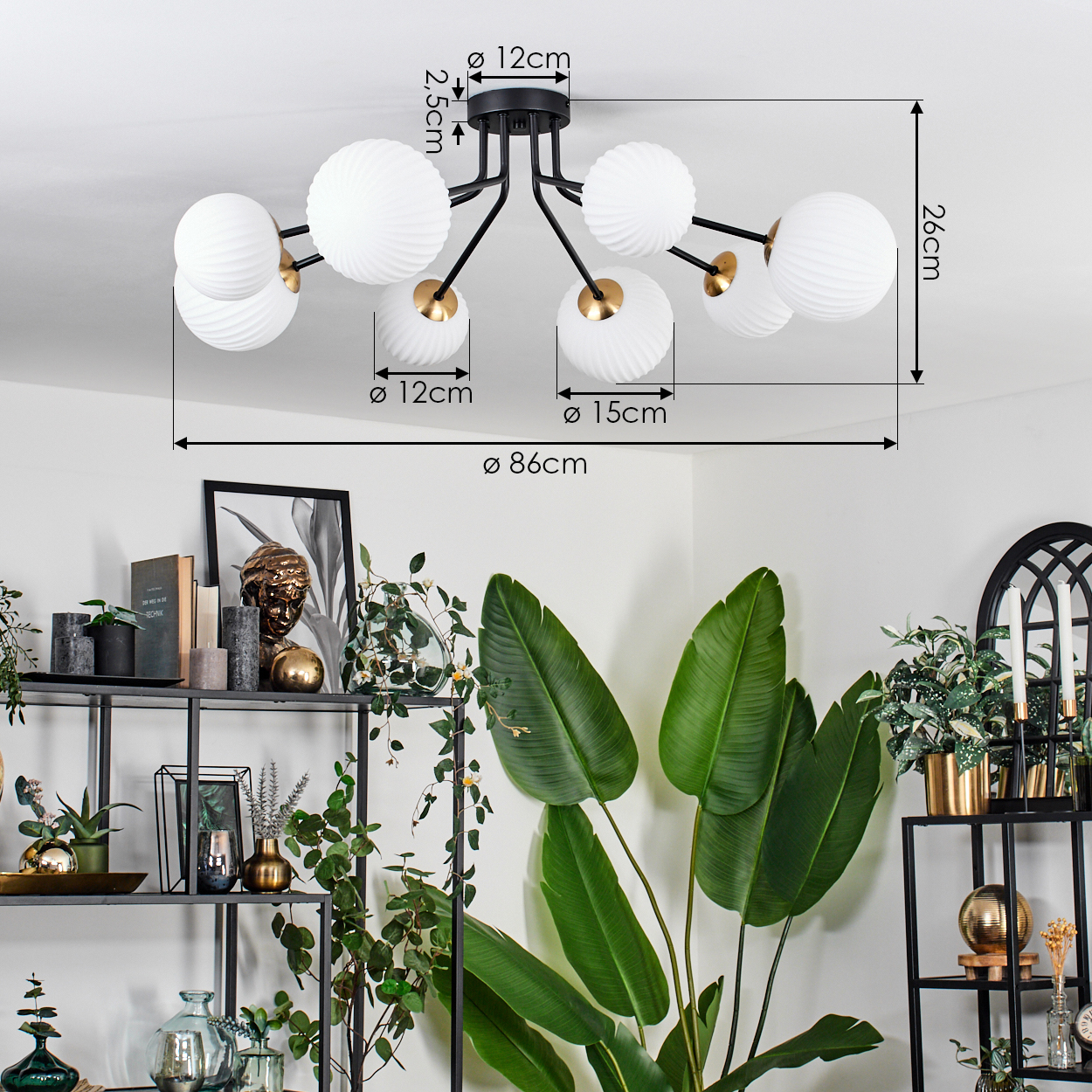 Eine Deckenlampe mit weißen Kugellampen. Darunter ein Regal mit Pflanzen, Büchern und Dekoration. Maße sind angegeben.