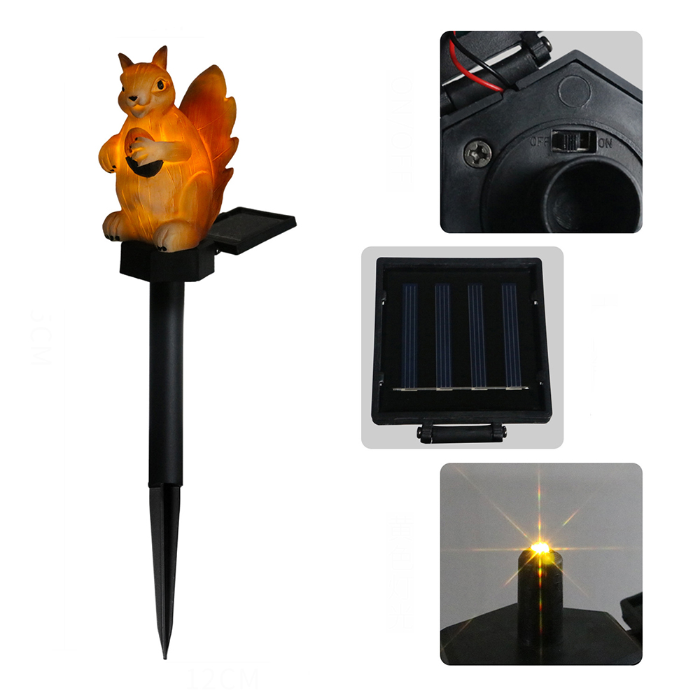 Eine solarbetriebene Gartenleuchte. Es ist eine eichhörnchenförmige Figur, die eine Nuss hält. Detailaufnahmen zeigen das Solarpanel und den Ein/Aus-Schalter.