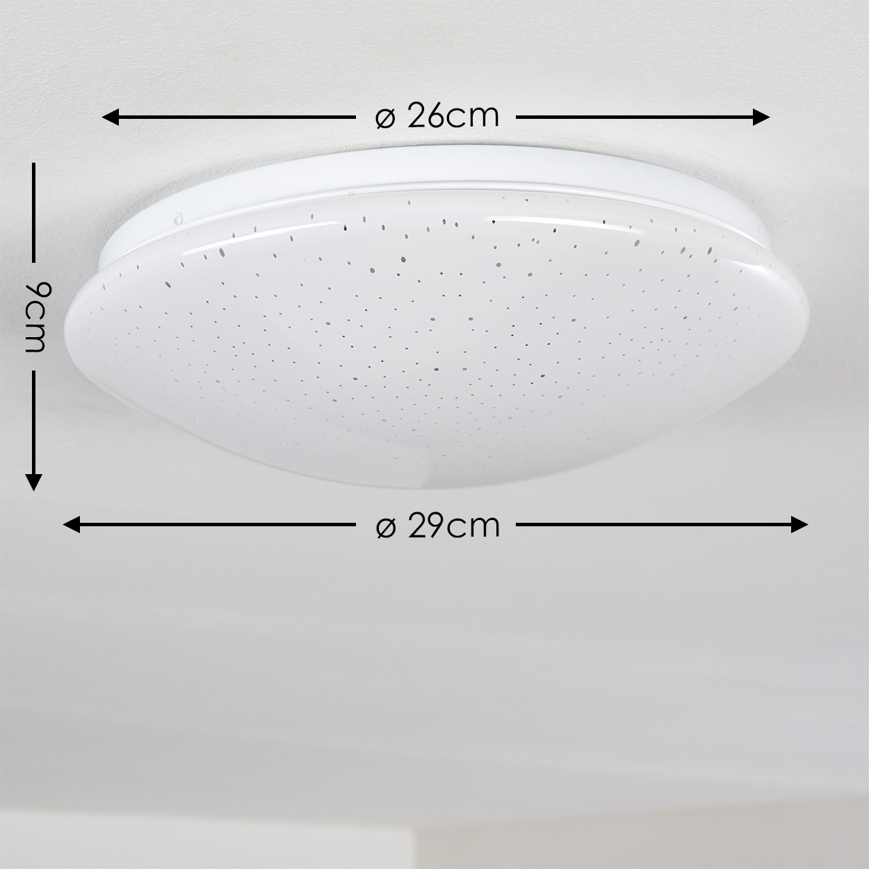 Eine weiße Deckenleuchte mit den Maßen: 26 cm Durchmesser, 29 cm Durchmesser und 9 cm Höhe. Sie hat eine gepunktete Oberfläche.