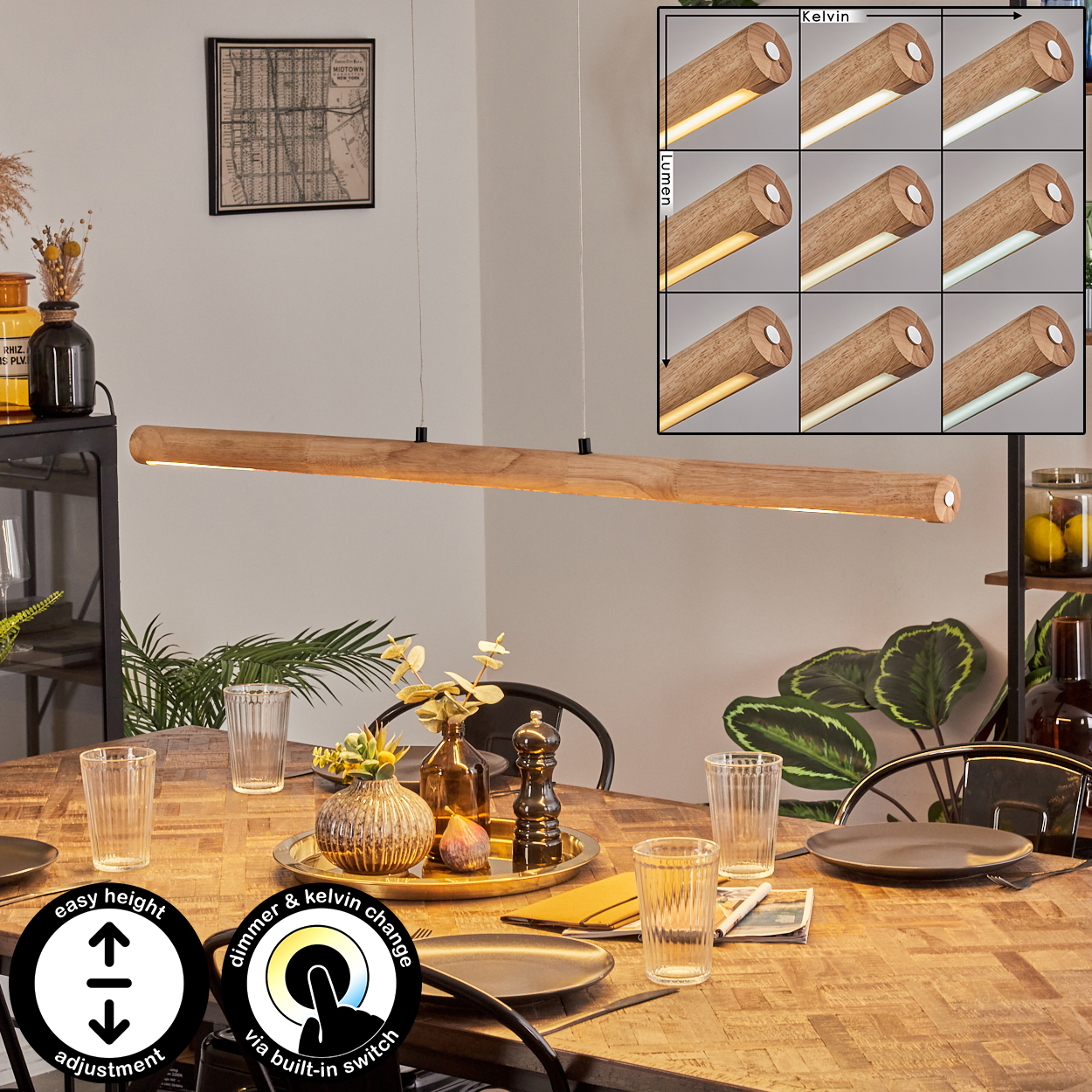 Eine Holzbalkenlampe hängt über einem Holztisch, der für eine Mahlzeit gedeckt ist. Es gibt Gläser, Teller und Pflanzen.