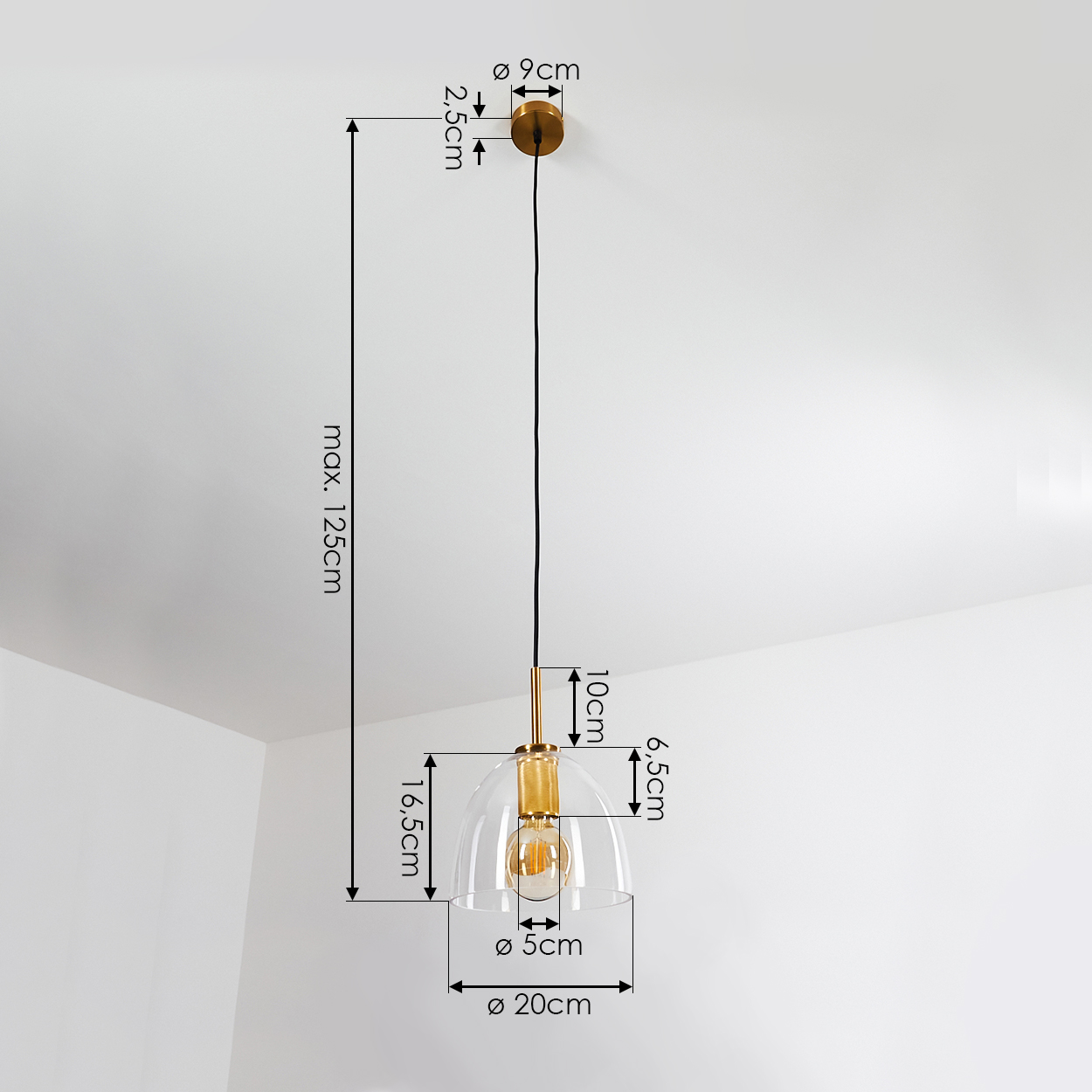 Eine moderne Pendelleuchte mit Glasschirm und goldenen Akzenten hängt von der Decke. Abmessungen sind auf dem Bild angegeben.