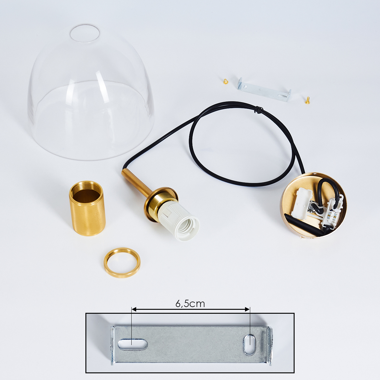 Zerlegte moderne Lampe. Glaskuppel, Messingteile, schwarzes Kabel, weiße Fassung und Metallhalterung. Komponenten sind auf weißem Untergrund angeordnet.