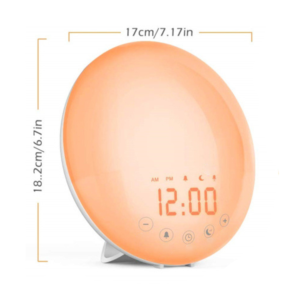 Ein orangefarbener Sonnenaufgang-Wecker mit Digitalanzeige 12:00. Abmessungen: 17cm/6.7in breit und 18.2cm/7.17in hoch.