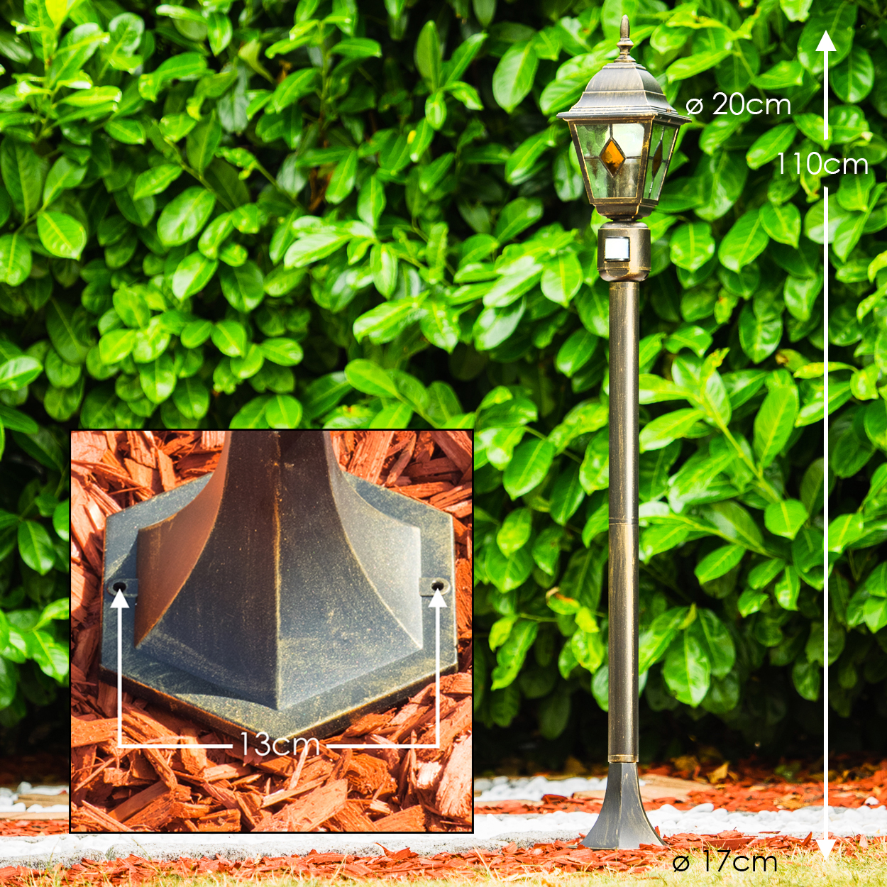 Eine Außenlaterne mit Bronzefinish, vor grünem Laub und roter Mulch. Abmessungen sind auf dem Bild angegeben.