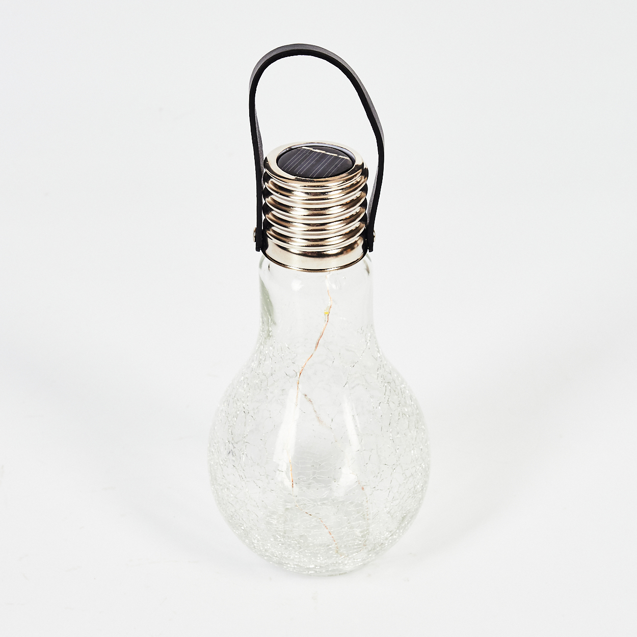 Eine durchsichtige, glühbirnenförmige Glaslaterne mit schwarzem Griff und Solarpanel oben. Das Glas hat eine gesprungene Textur.