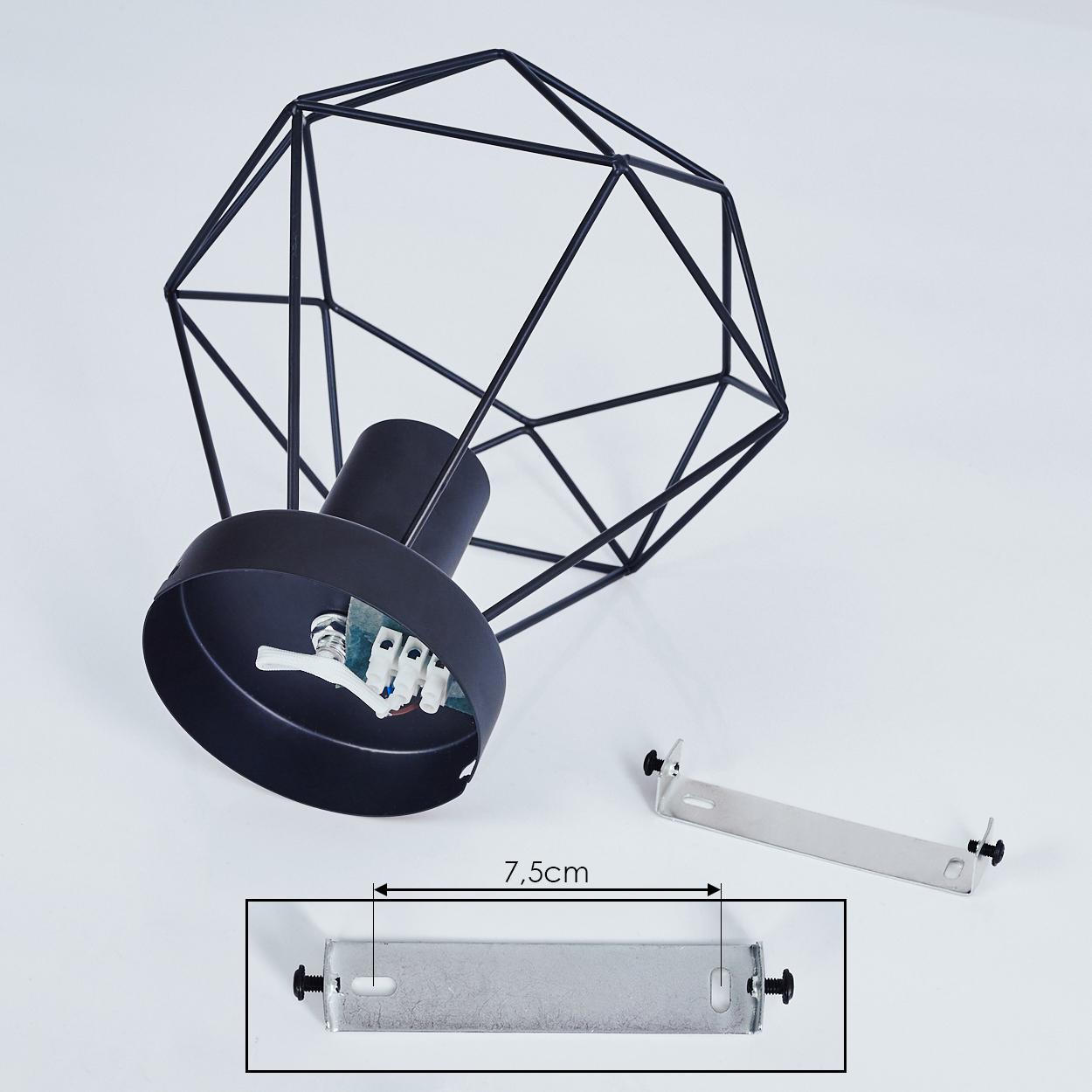 Schwarzer geometrischer Lampenschirm und Sockel mit Verkabelung und eine Metallhalterung. Die Halterung ist 7,5 cm lang, mit Schrauben.