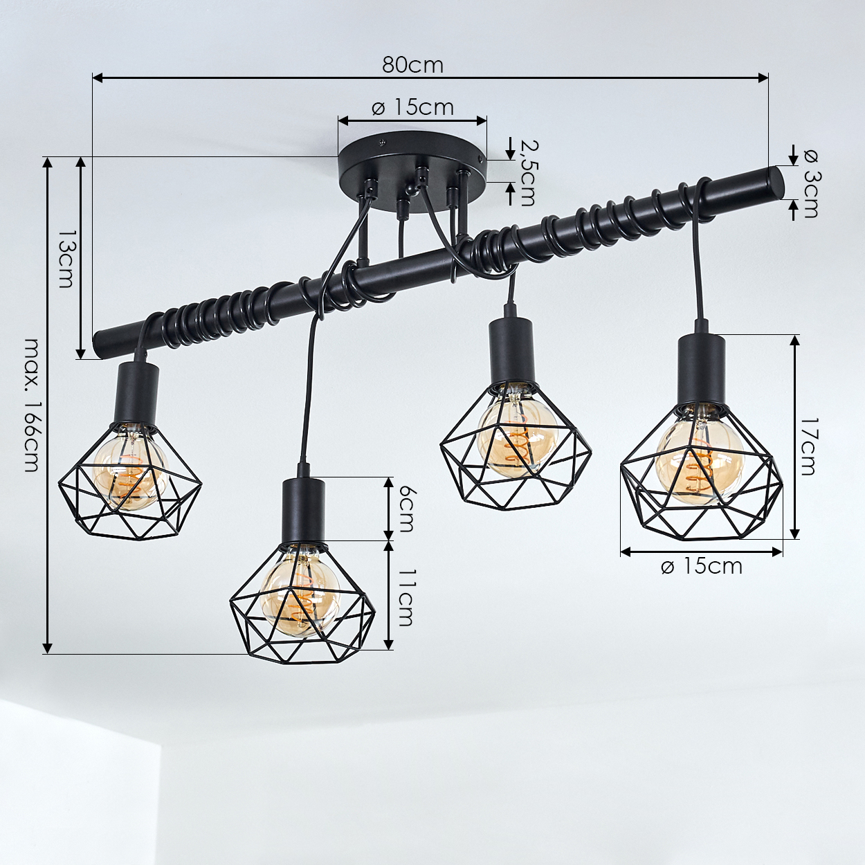 Schwarze Deckenlampe mit 4 Lichtern. Jedes Licht hat einen käfigartigen Schirm mit einer Glühbirne. Maße sind enthalten.